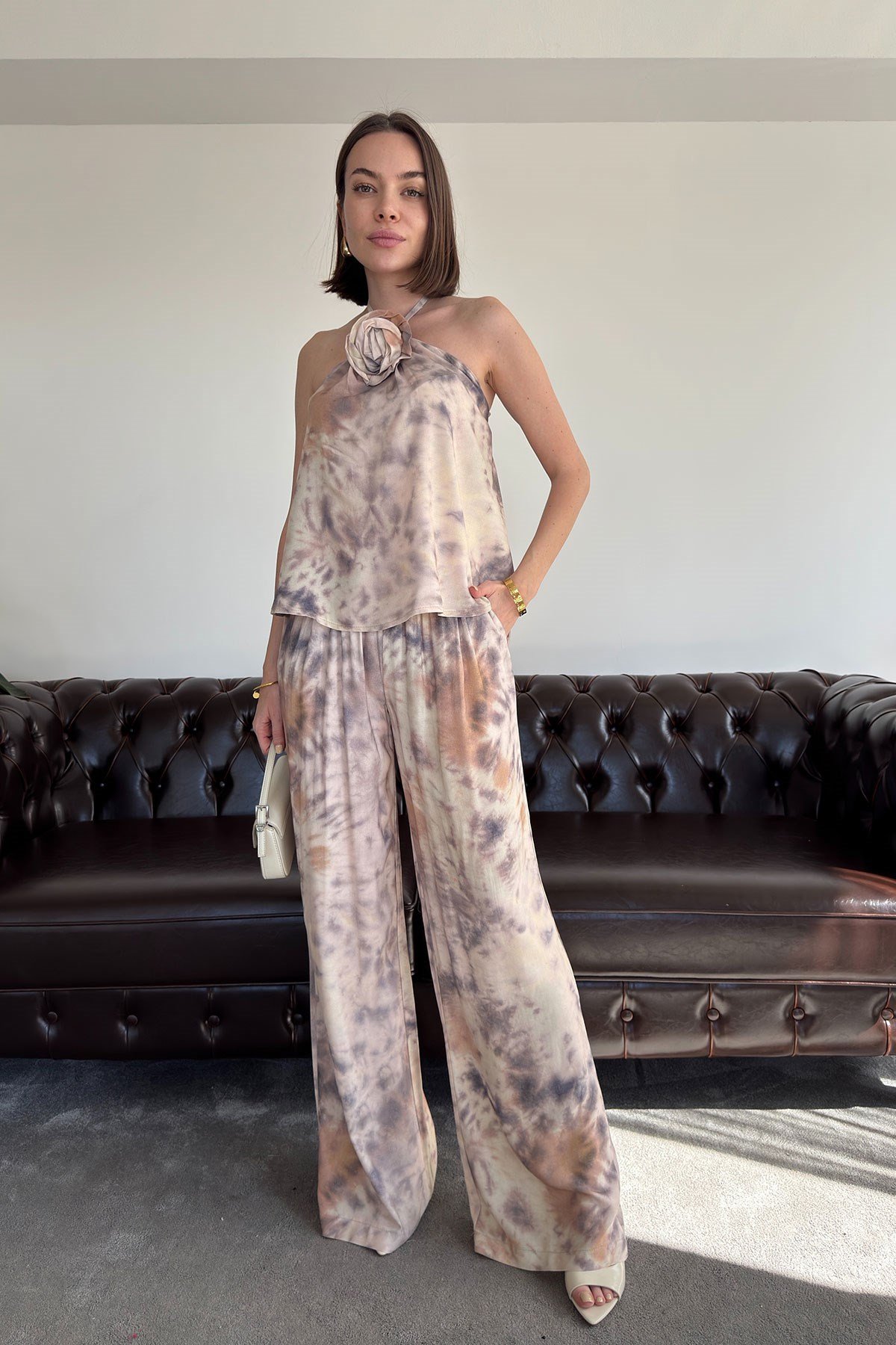 Gül Broşlu Batik Desen Takım- BEJ
