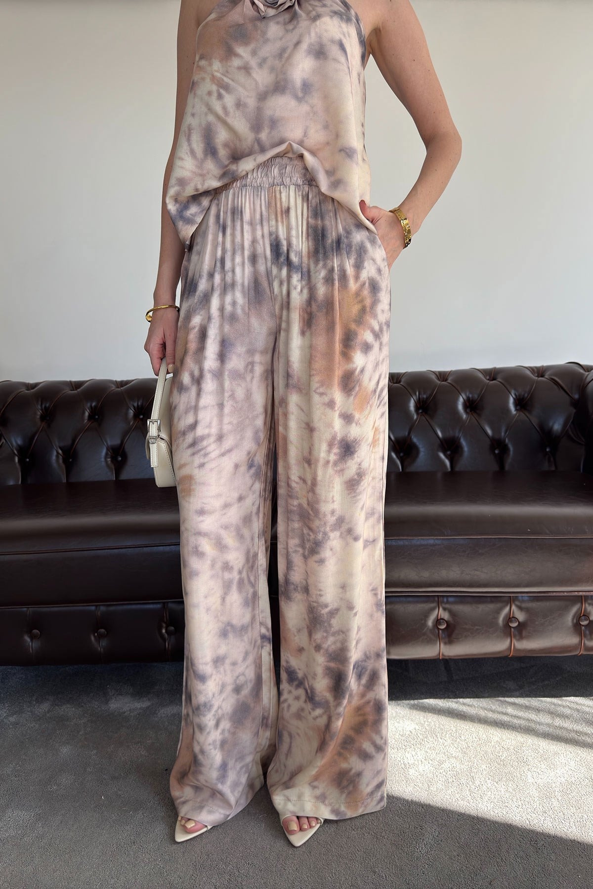 Gül Broşlu Batik Desen Takım- BEJ