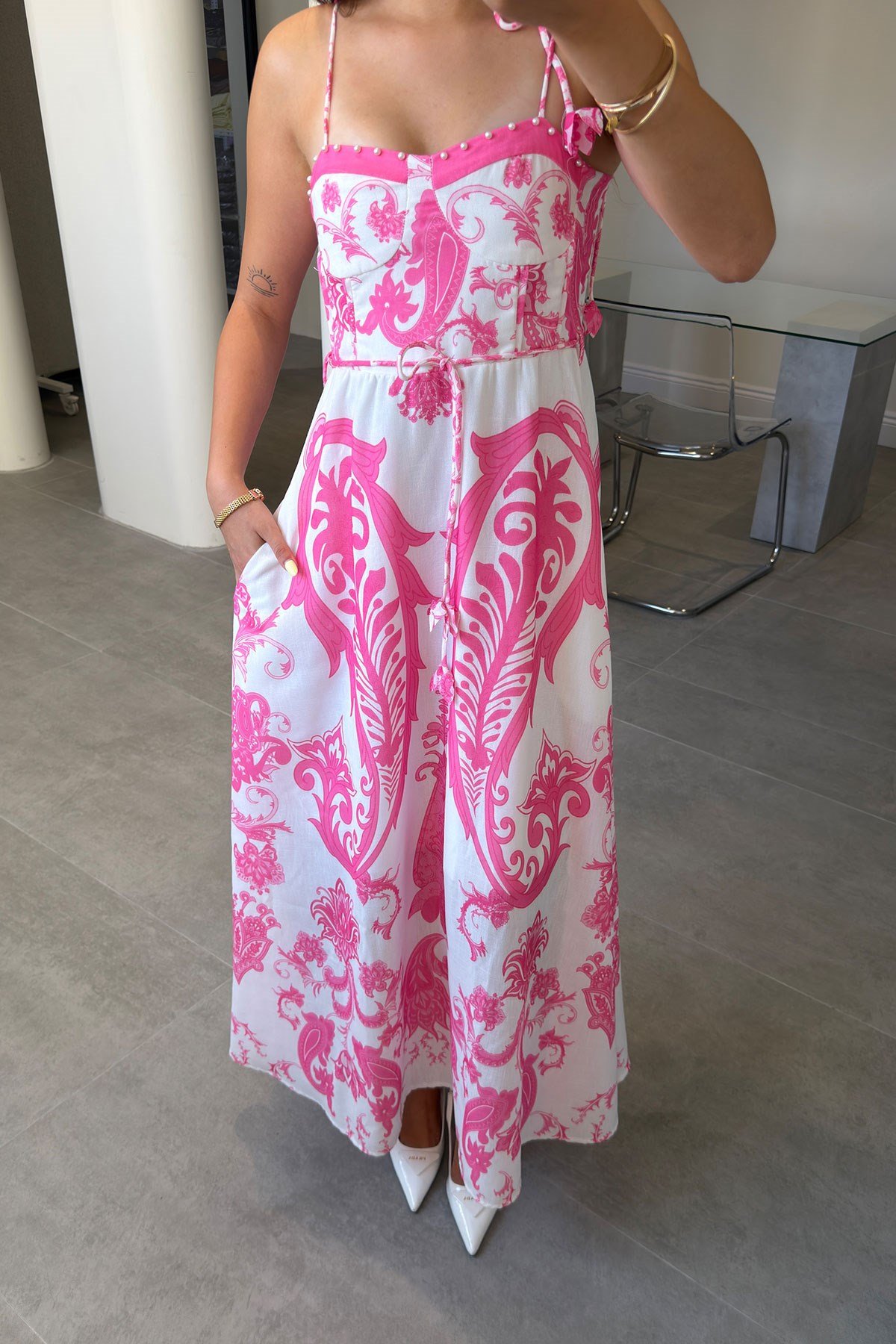 İnci İşlemeli Sırtı Gipeli Desenli Maxi Boy Elbise- PEMBE