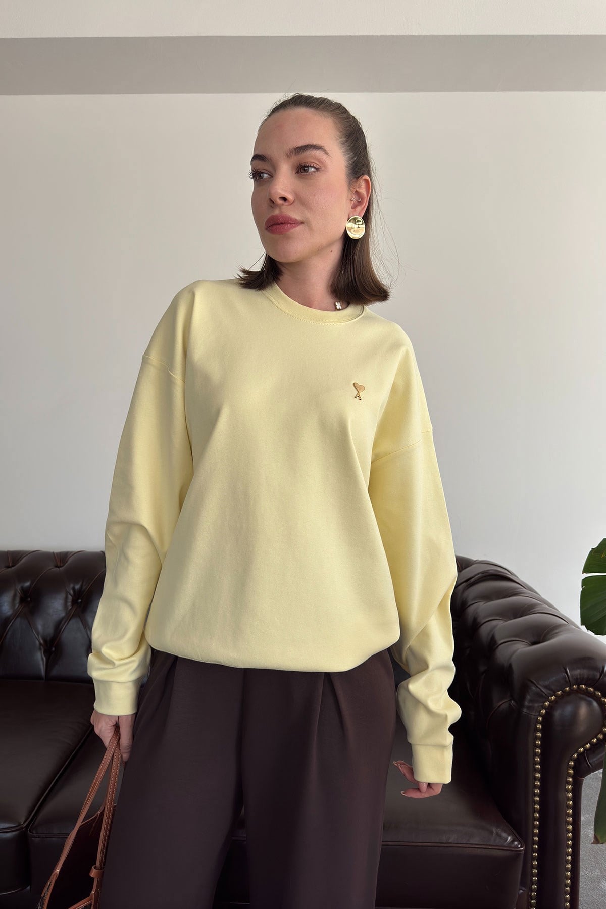 Kalp Broşlu Orj Sweatshirt- SARI