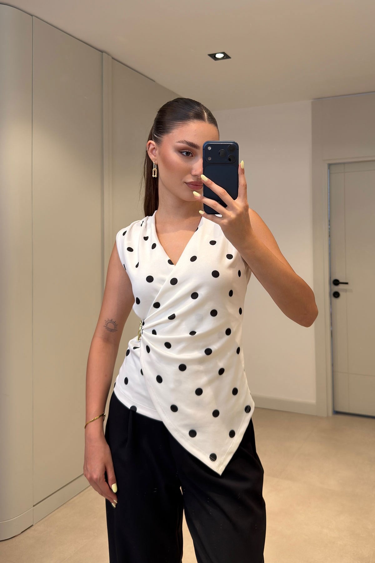 Puantiye Desen Kruvaze Aksesuarlı Bluz- BEYAZ