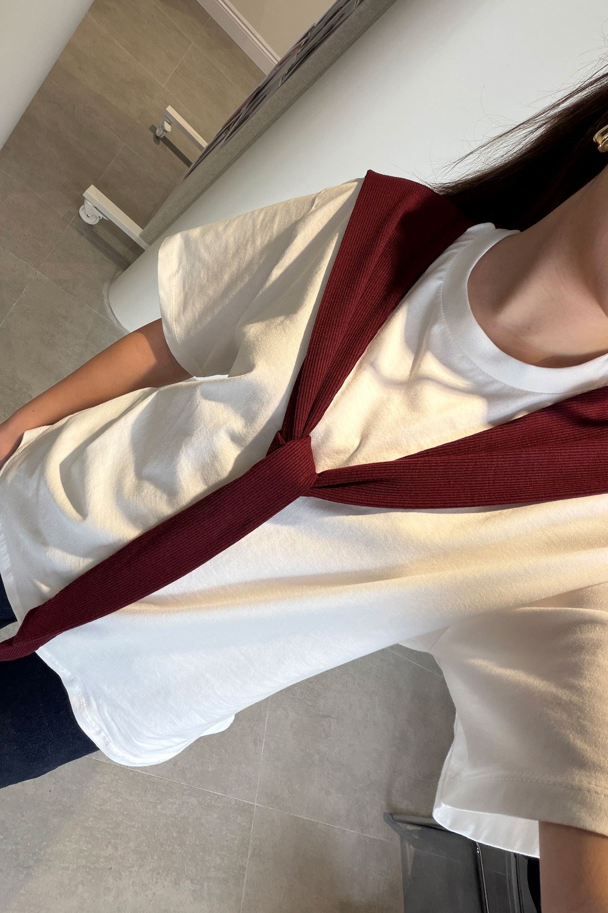 Şal Bağlama Detaylı Beyaz Bordo Tişört- BORDO