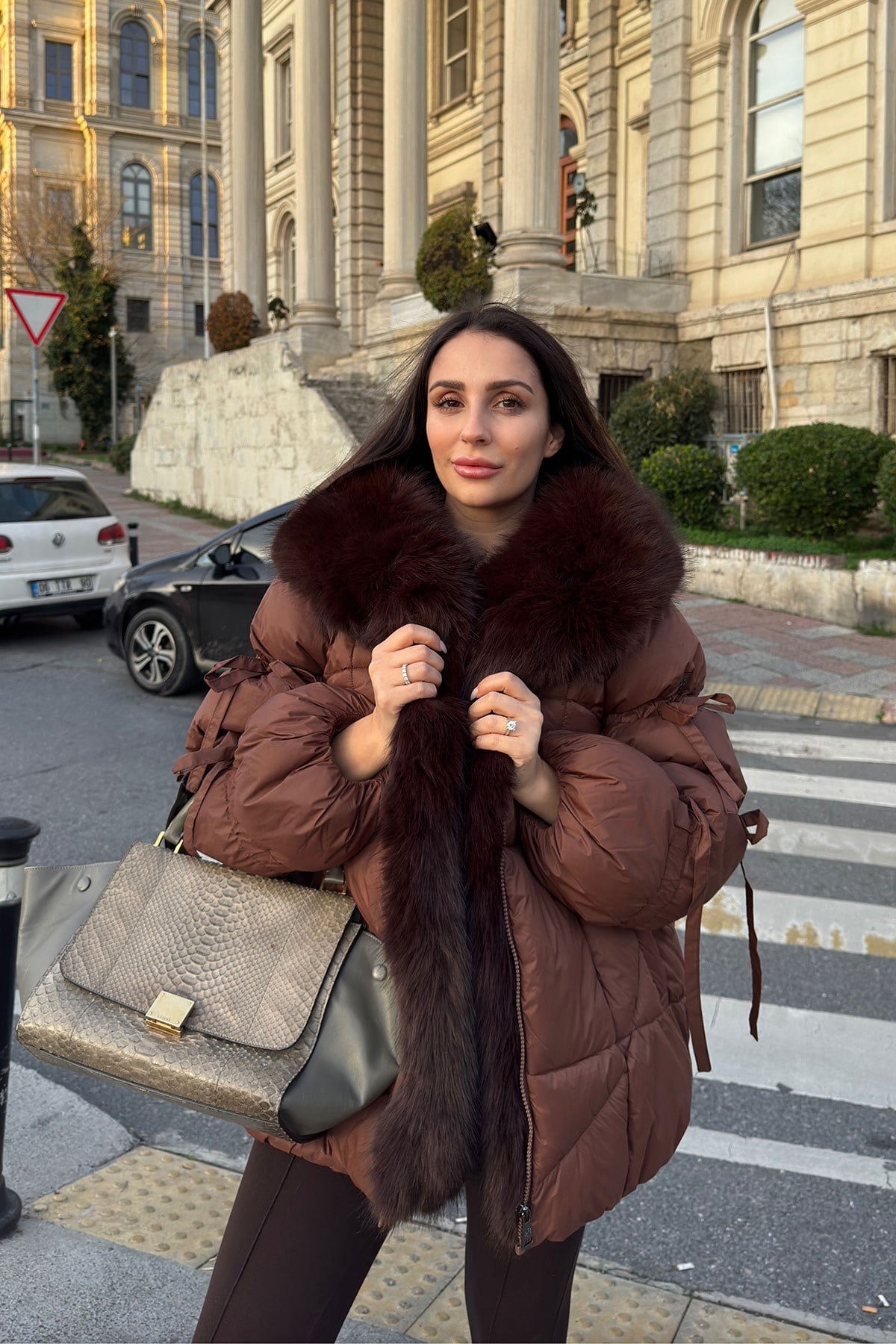 Tüylü Kapşonlu Kolları Kurdaleli Mont- KAHVERENGİ