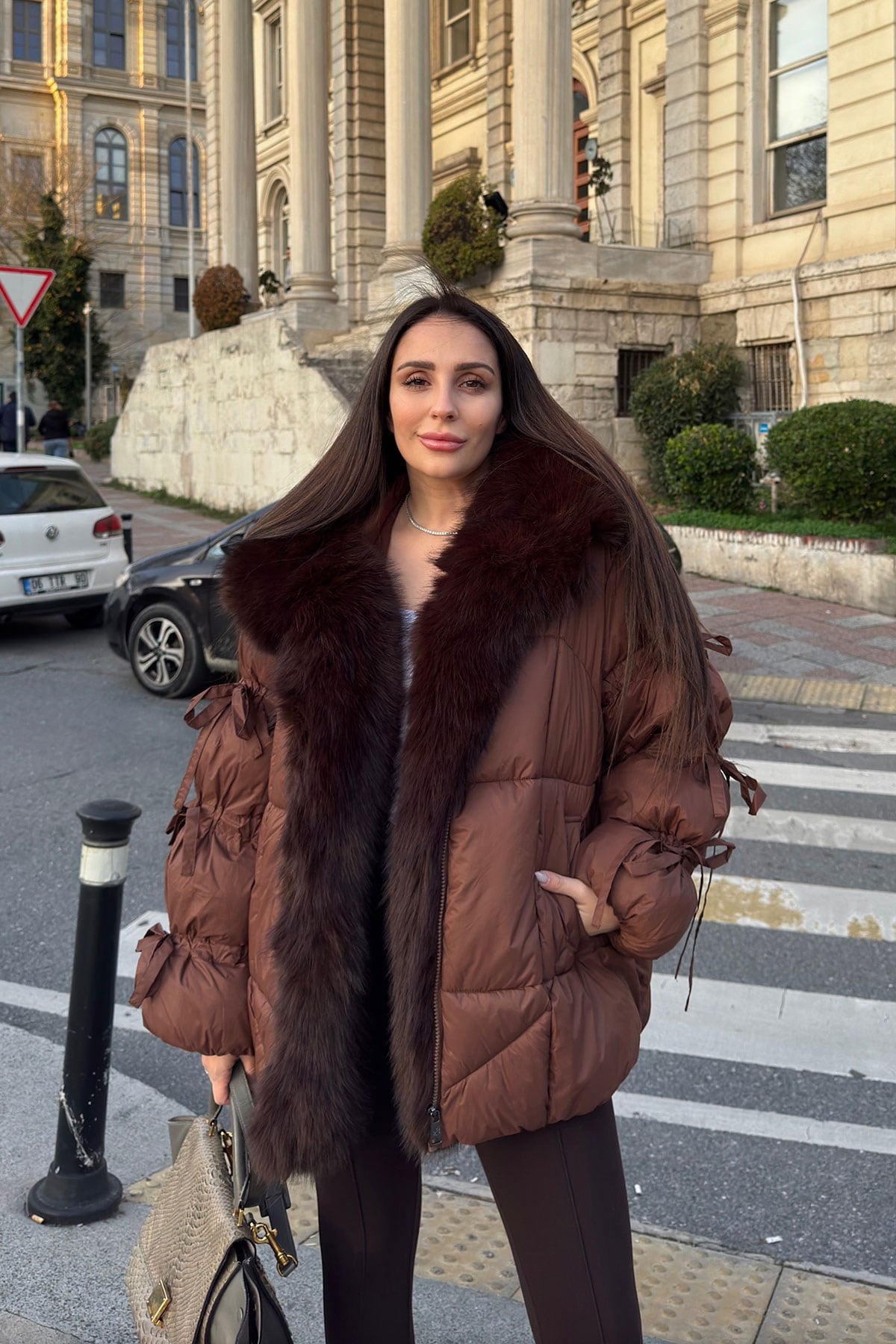 Tüylü Kapşonlu Kolları Kurdaleli Mont- KAHVERENGİ