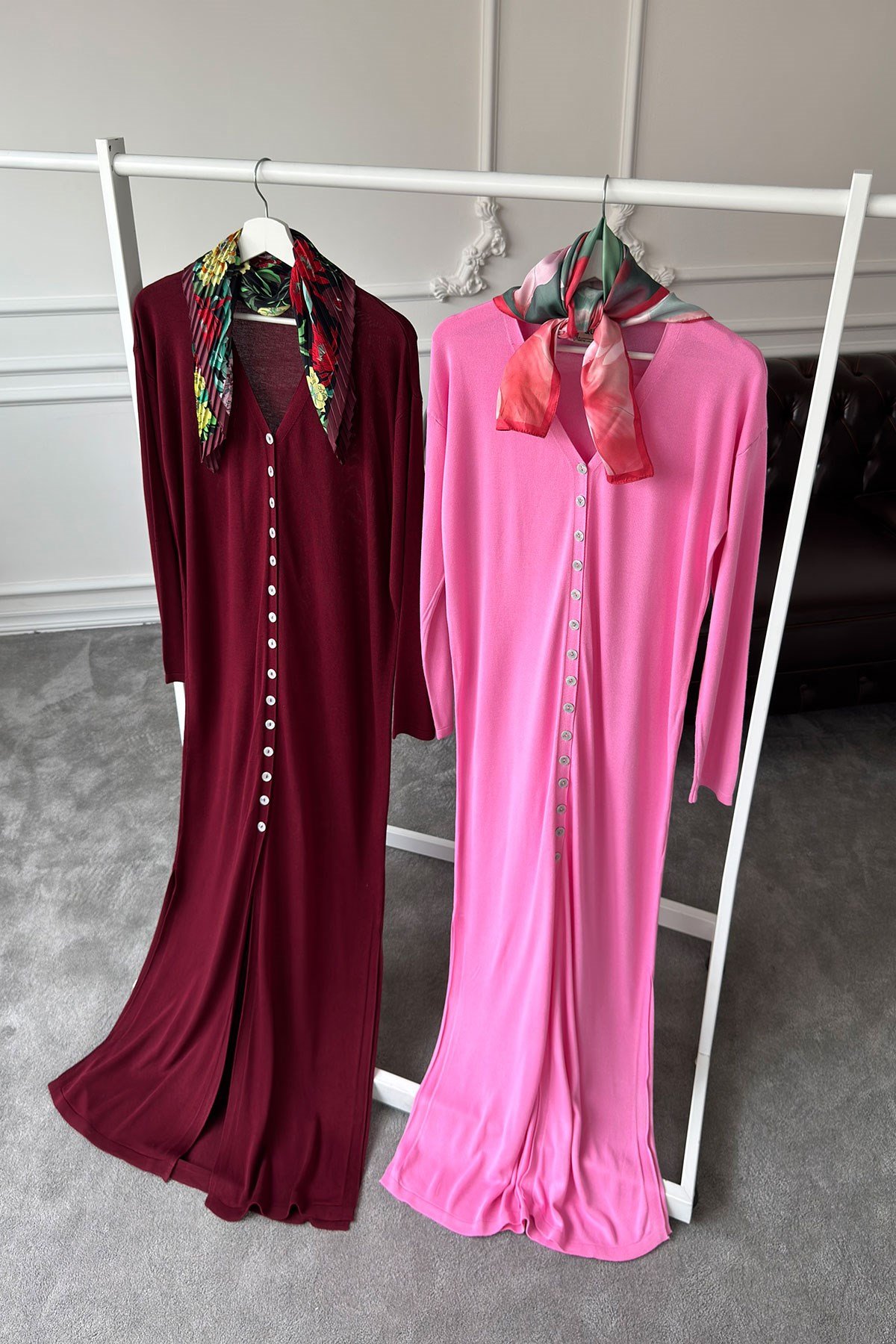 V Yaka Düğmeli Triko Elbise- PEMBE