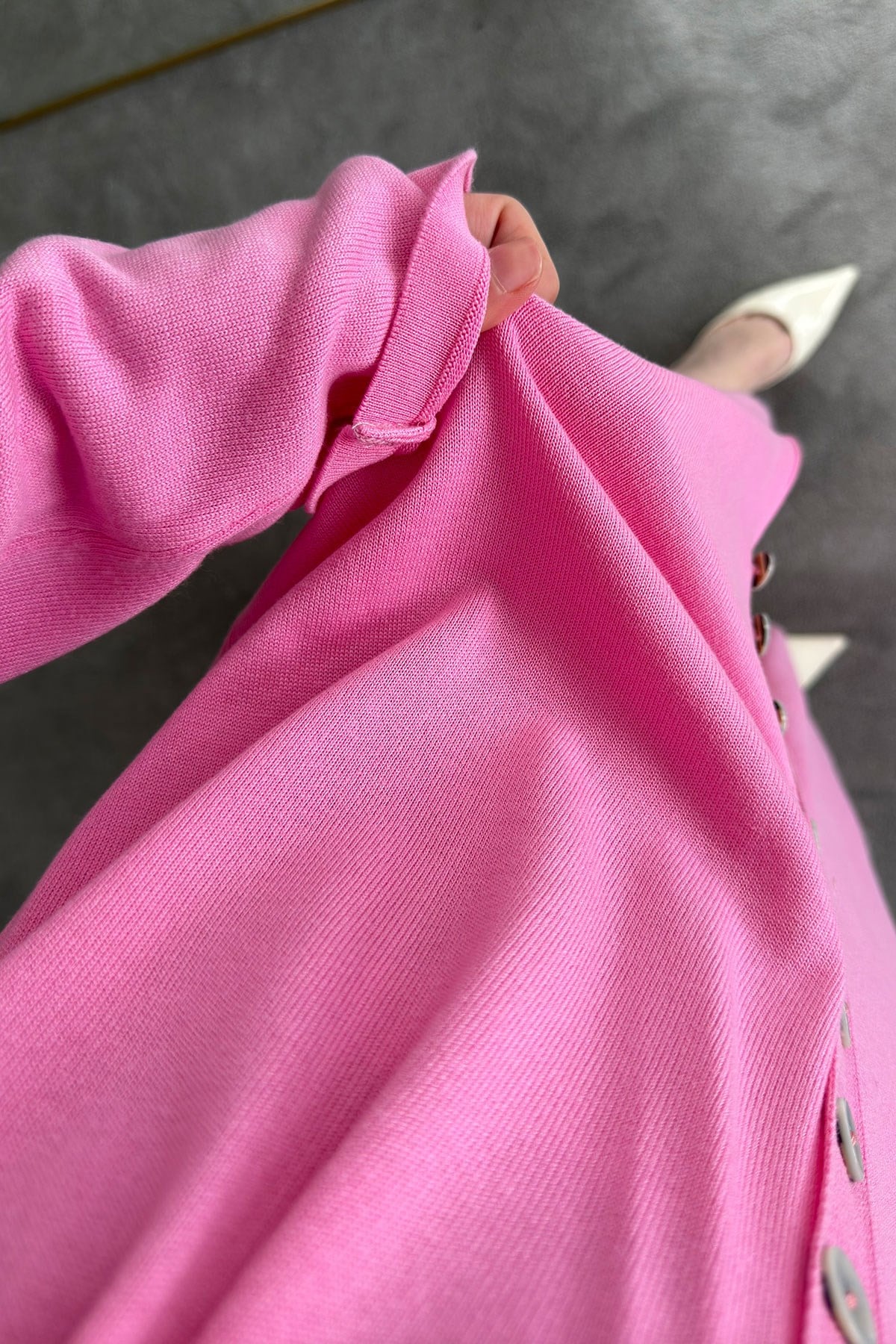V Yaka Düğmeli Triko Elbise- PEMBE