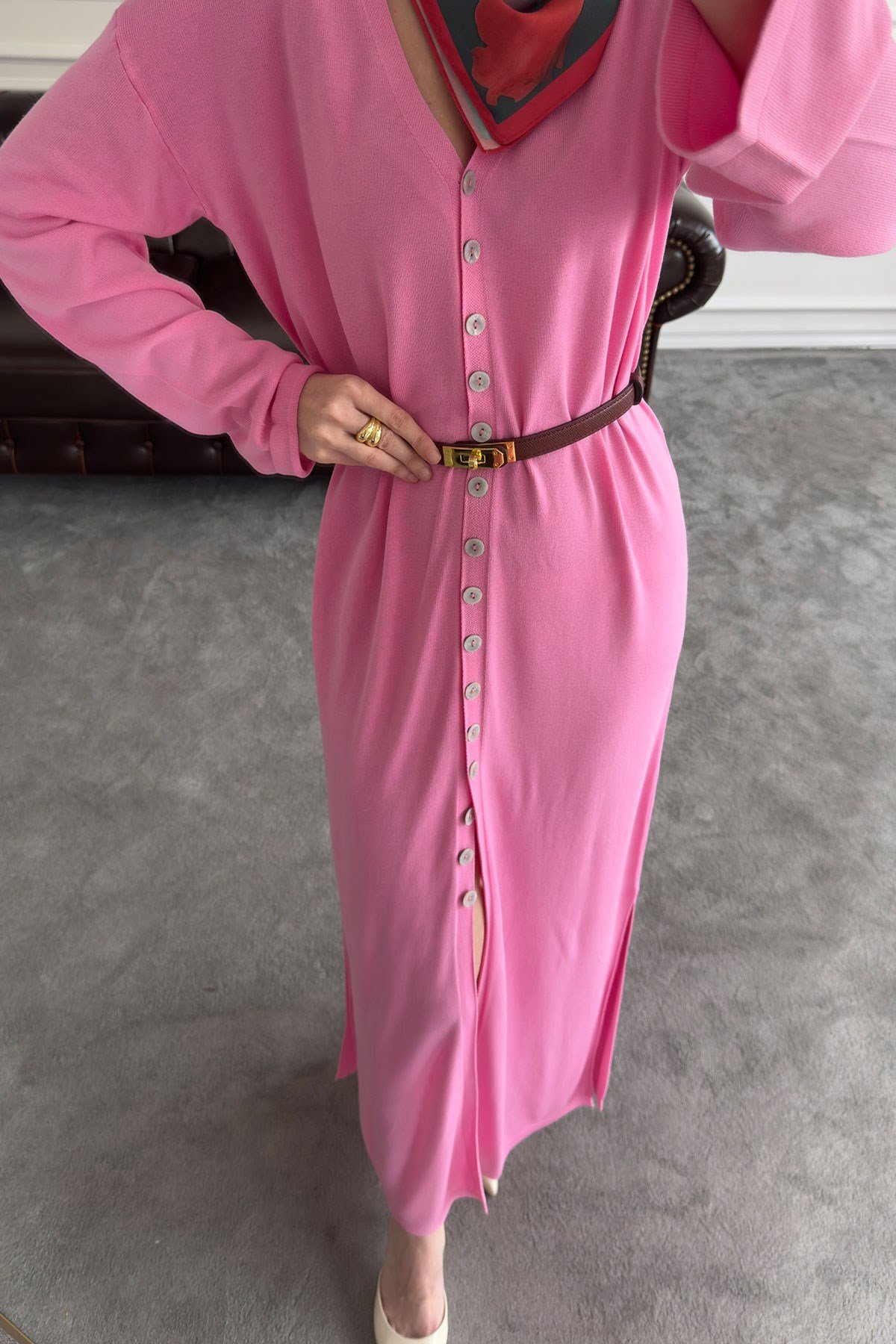 V Yaka Düğmeli Triko Elbise- PEMBE