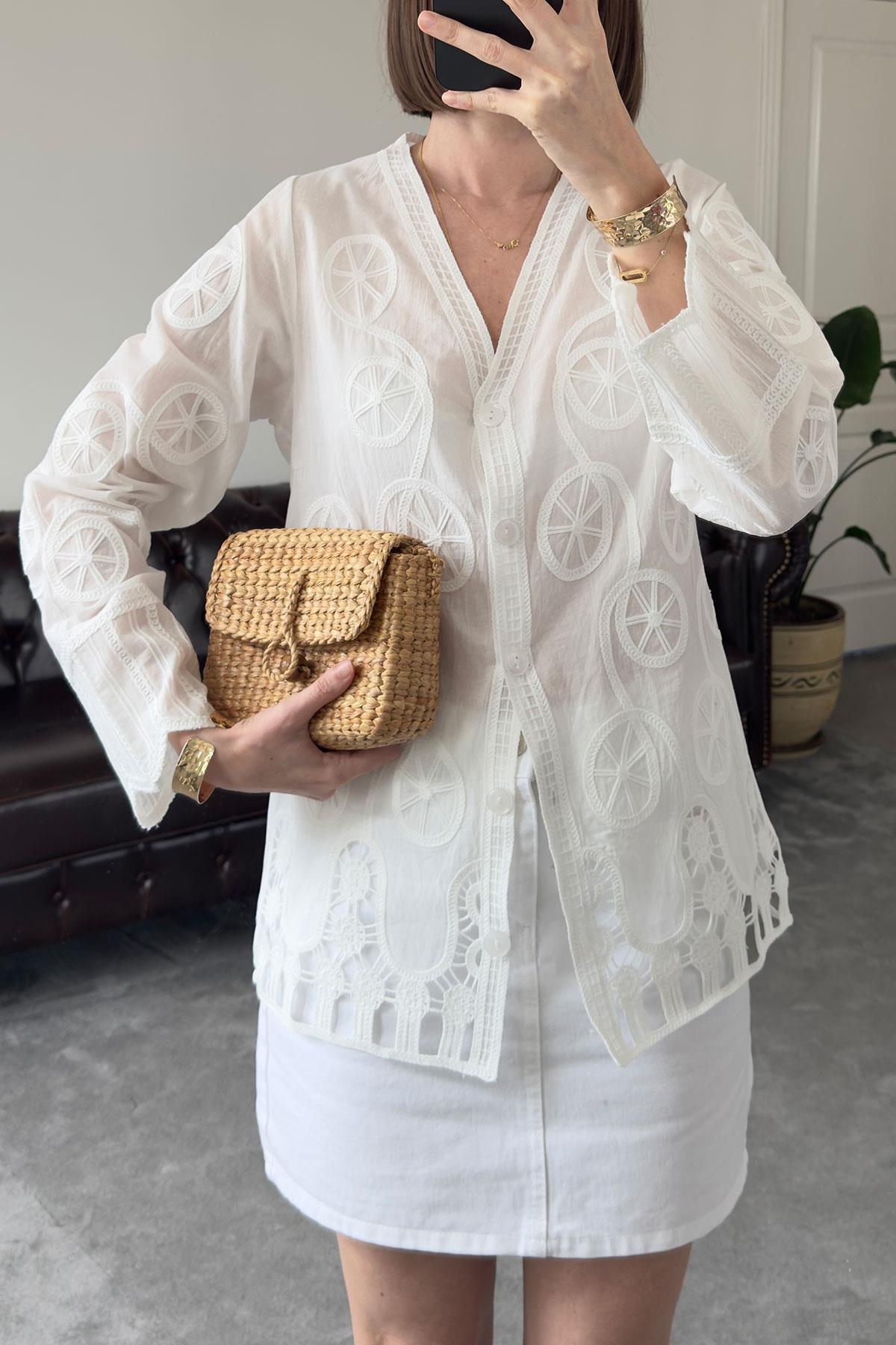 V Yaka Nakışlı Oversize Gömlek- BEYAZ