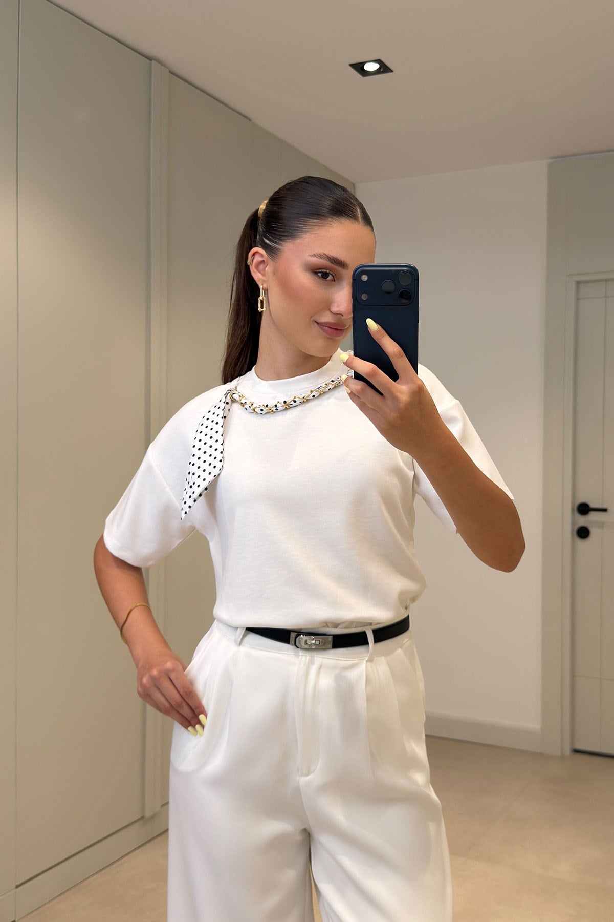 Yakası Zincirli Fularlı Modal Bluz- BEYAZ