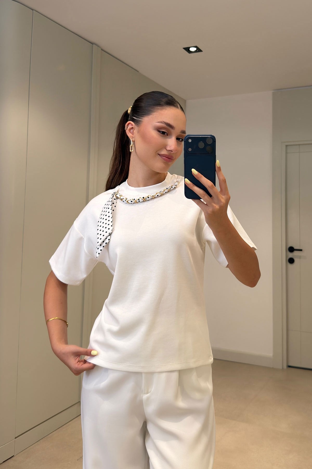 Yakası Zincirli Fularlı Modal Bluz- BEYAZ