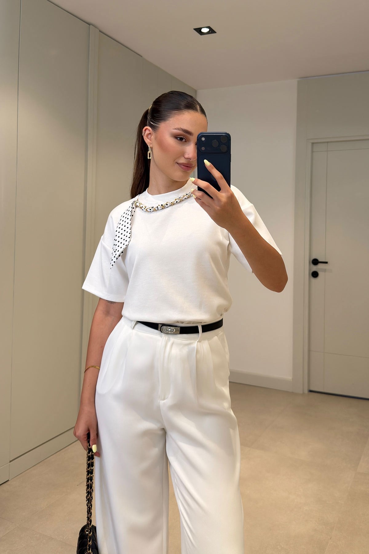Yakası Zincirli Fularlı Modal Bluz- BEYAZ