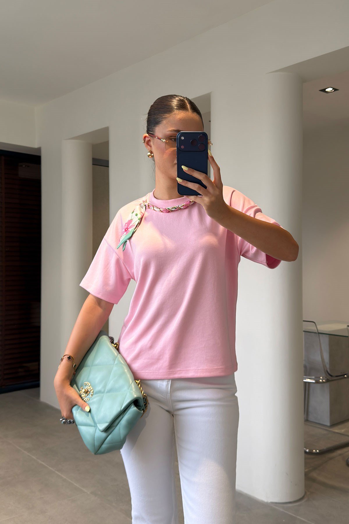 Yakası Zincirli Fularlı Modal Bluz- PEMBE