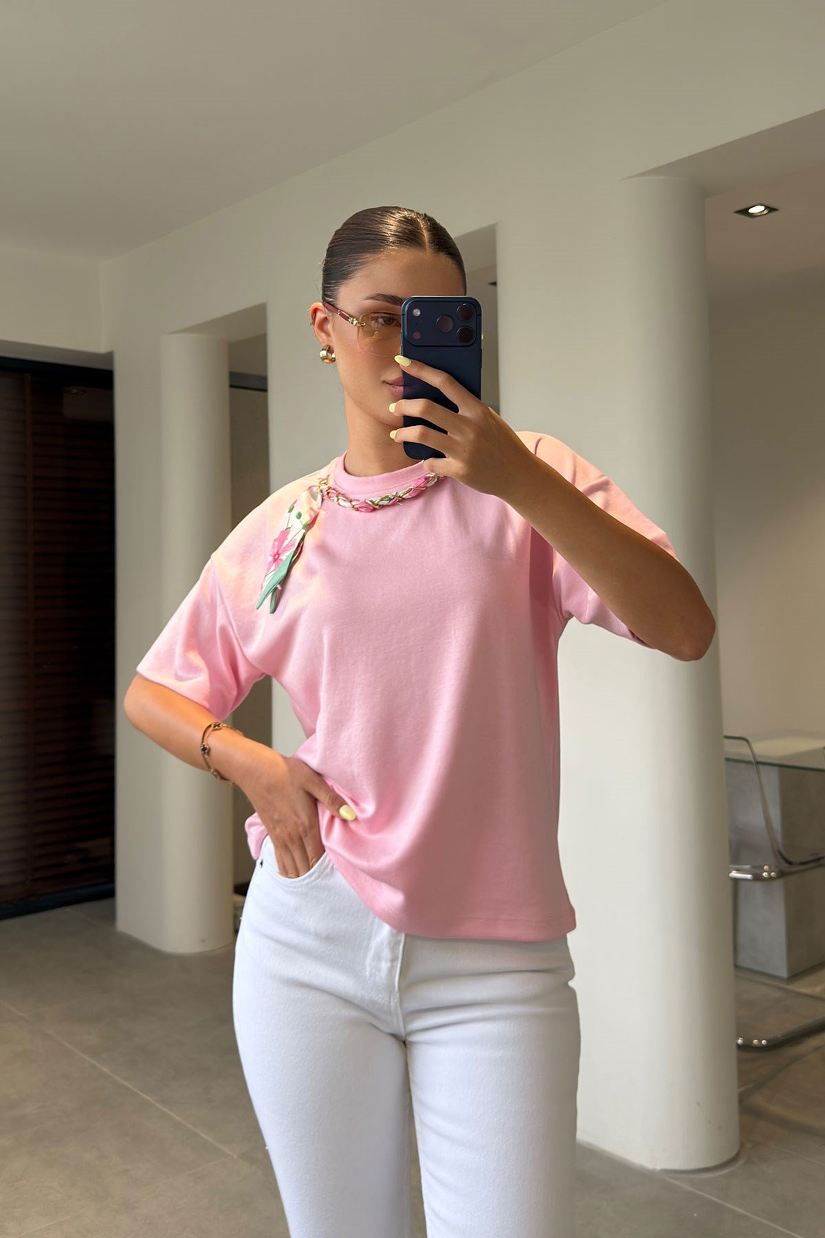 Yakası Zincirli Fularlı Modal Bluz- PEMBE