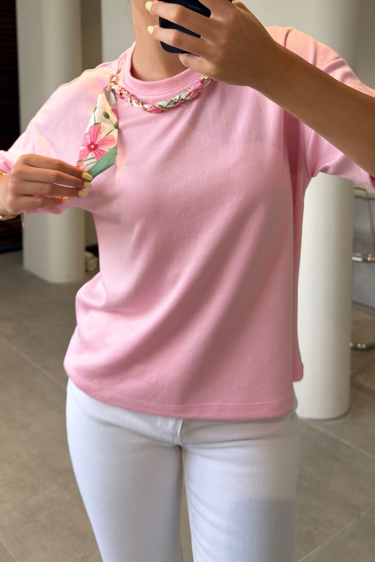 Yakası Zincirli Fularlı Modal Bluz- PEMBE