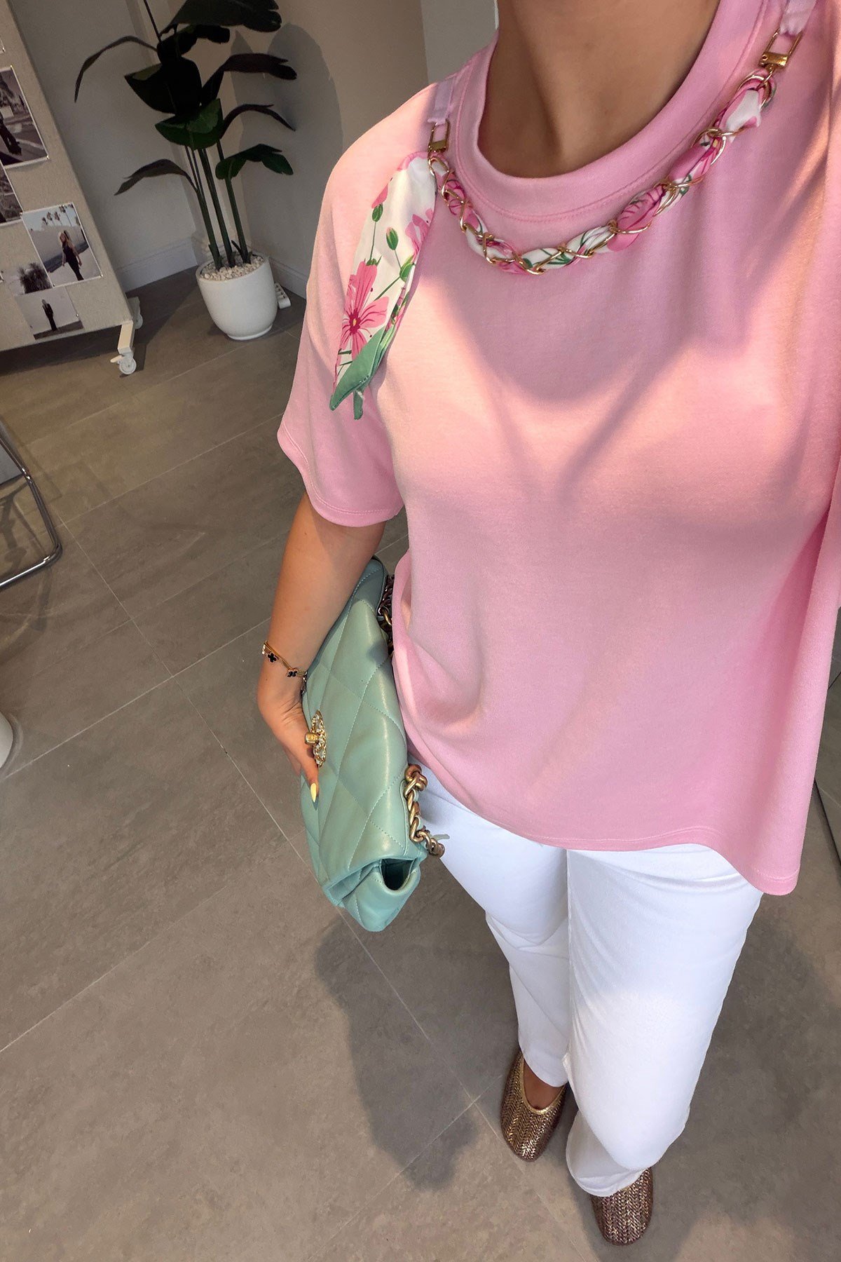 Yakası Zincirli Fularlı Modal Bluz- PEMBE