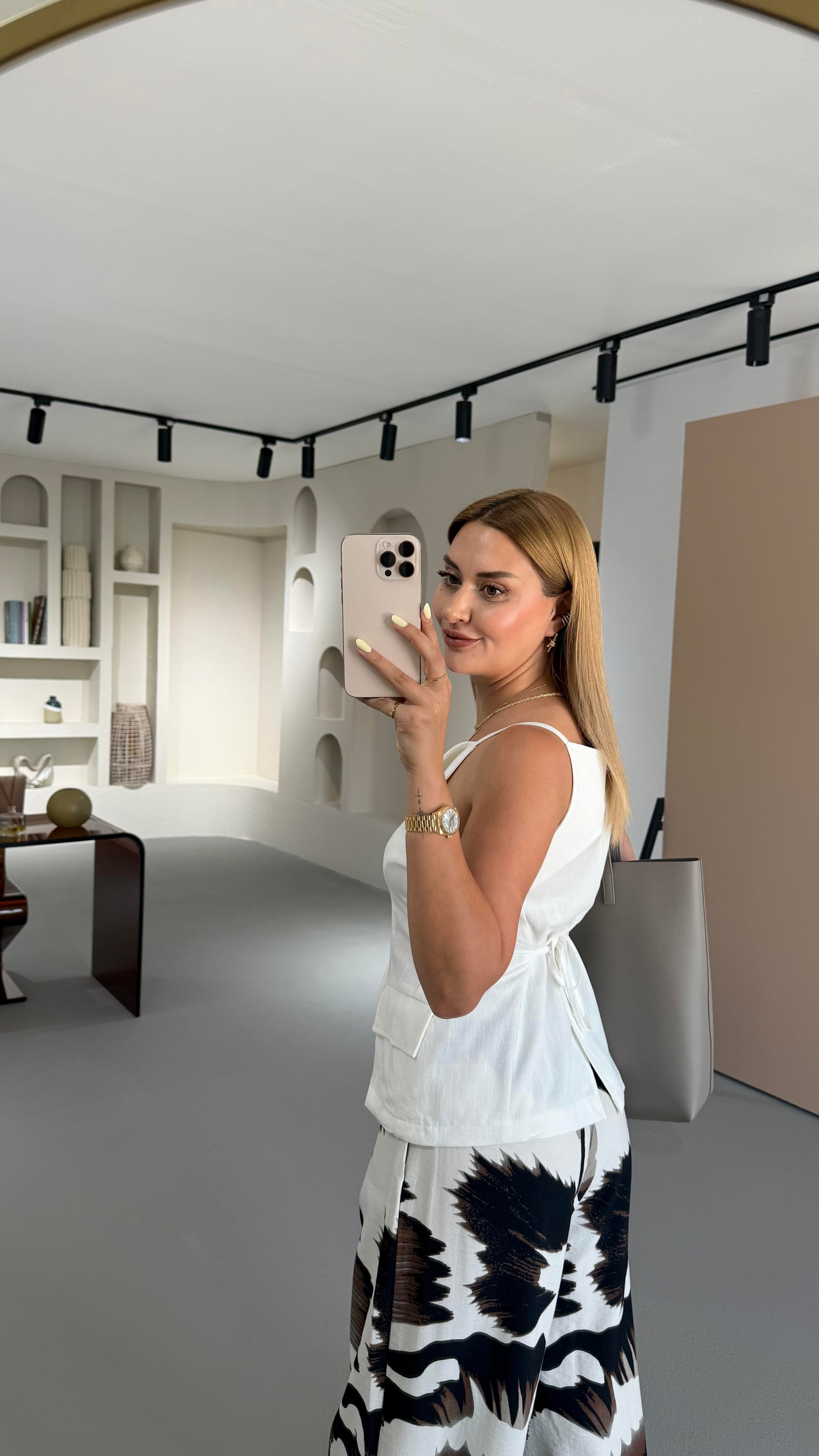 Bel Ayarlamalı Süs Cep Detay Ekru Yelek