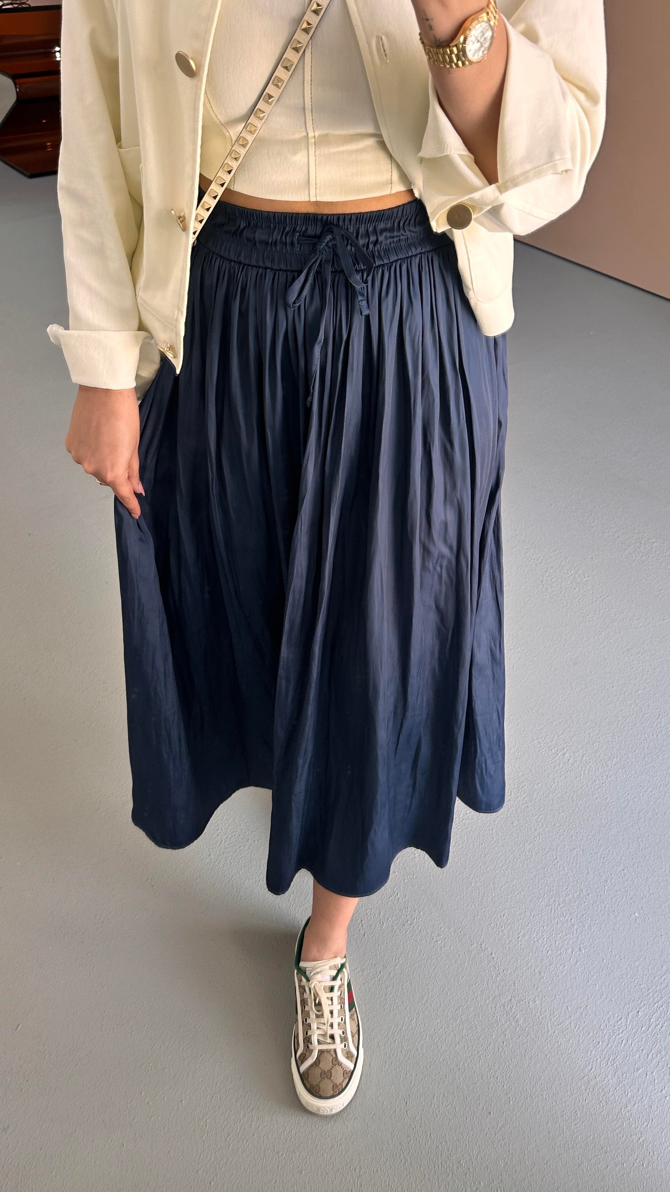 Bel Lastikli Kırışık Doku Saten Midi Lacivert Etek