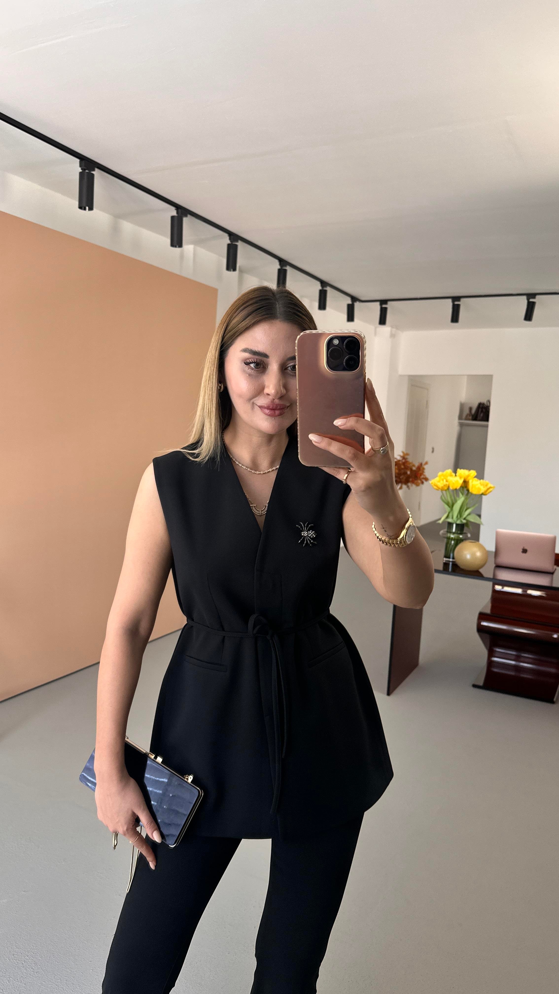 Broş Detay Kuşaklı Siyah Yelek