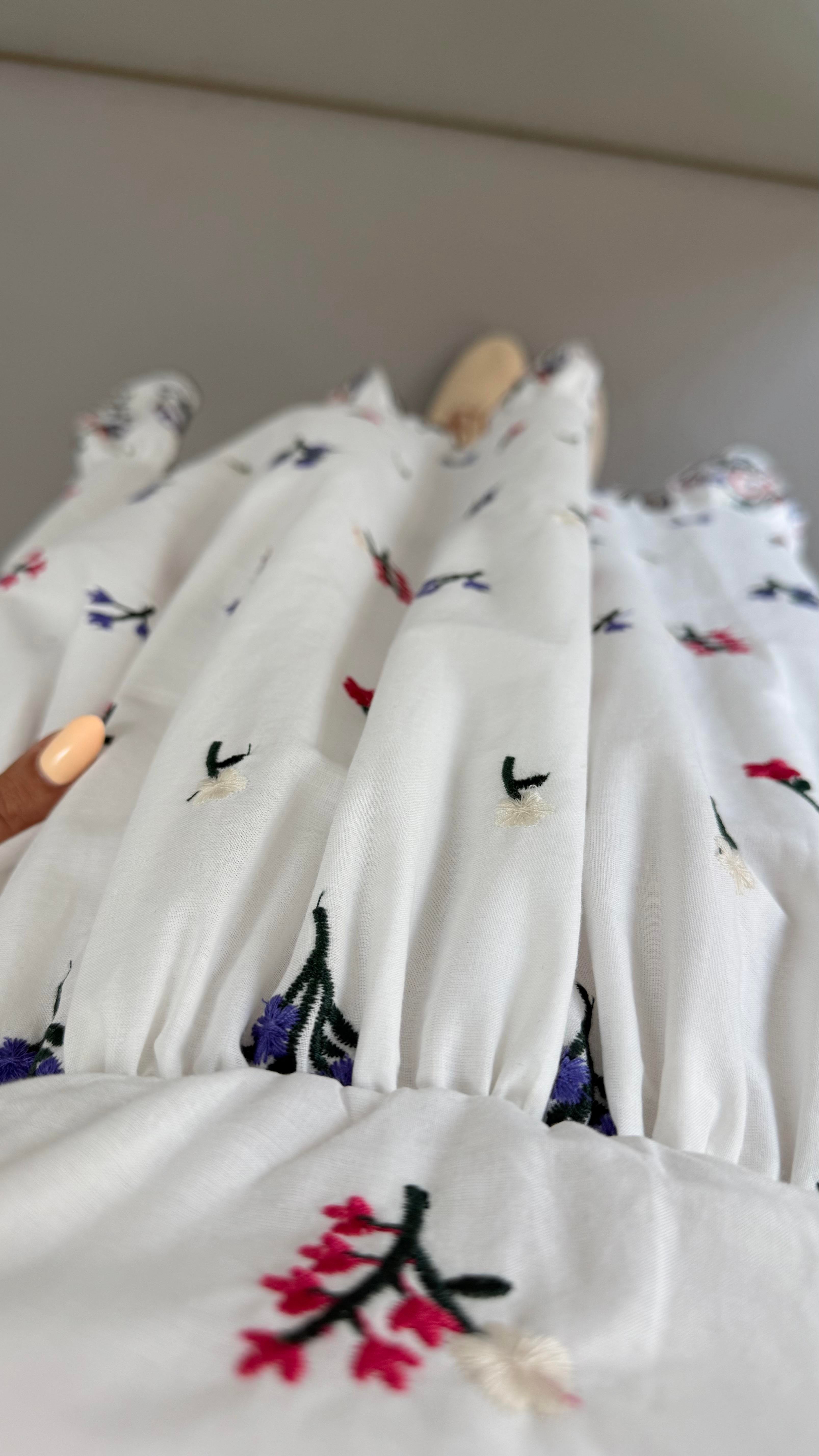 Çiçek Nakış Detay Astarlı Beyaz Elbise