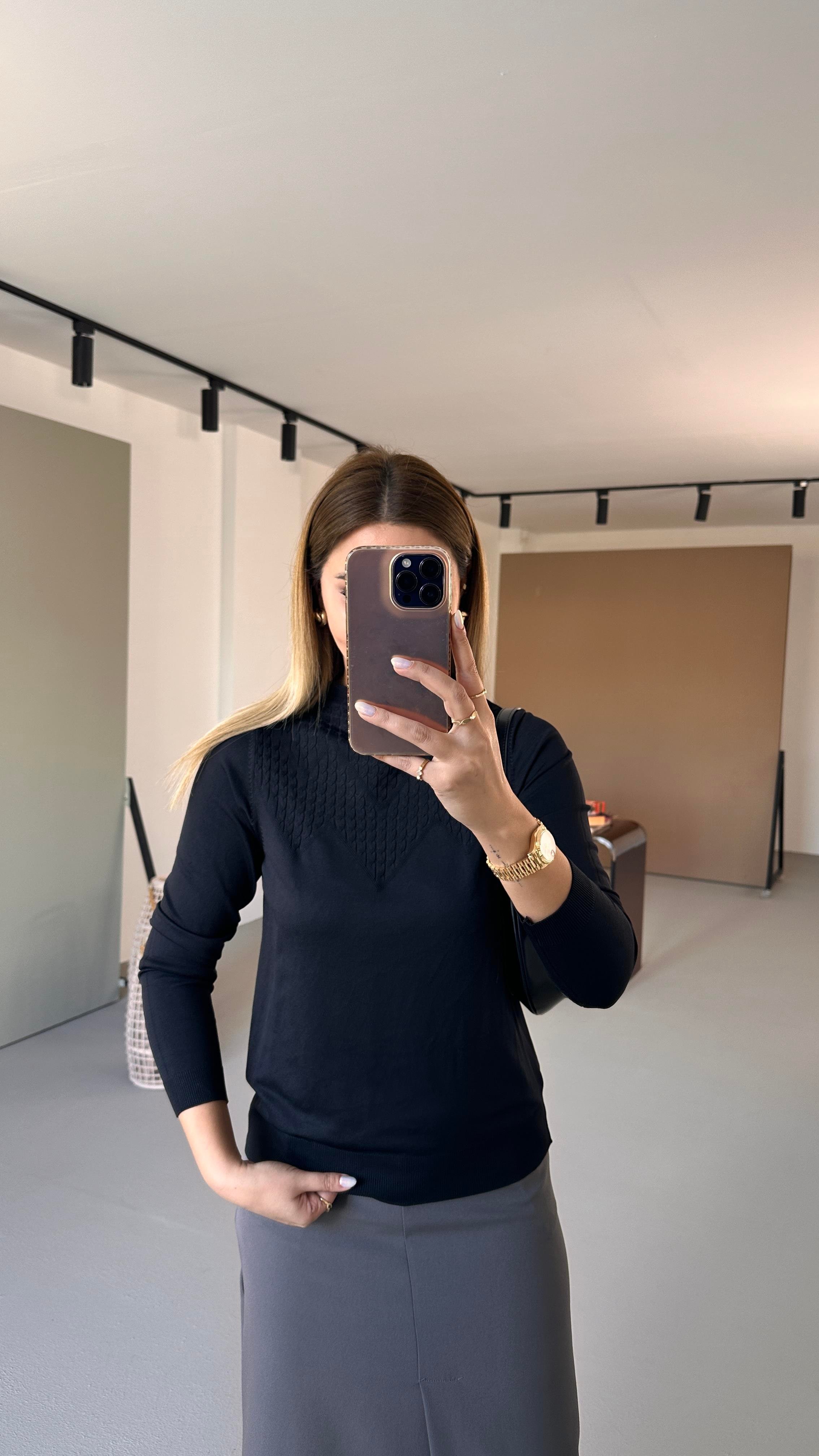 Dik Yaka Saç Örgü Detay Siyah Triko