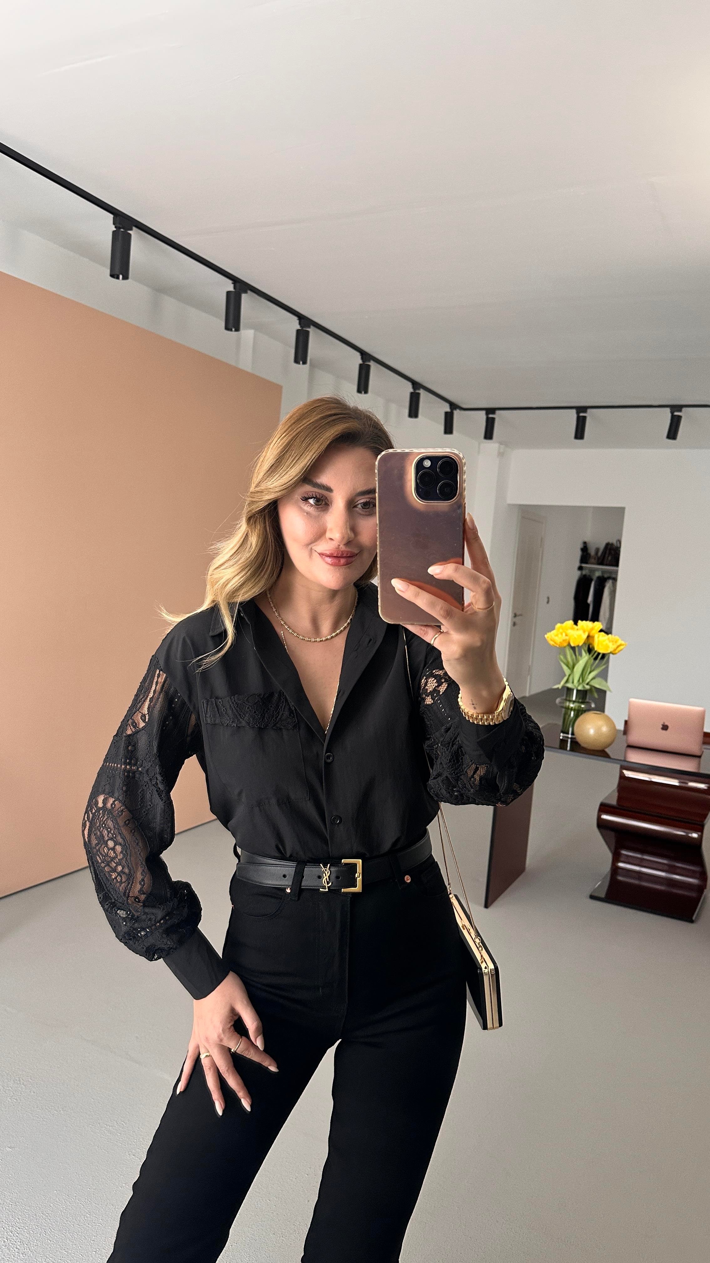 Dokulu Dantel Detay Siyah Gömlek