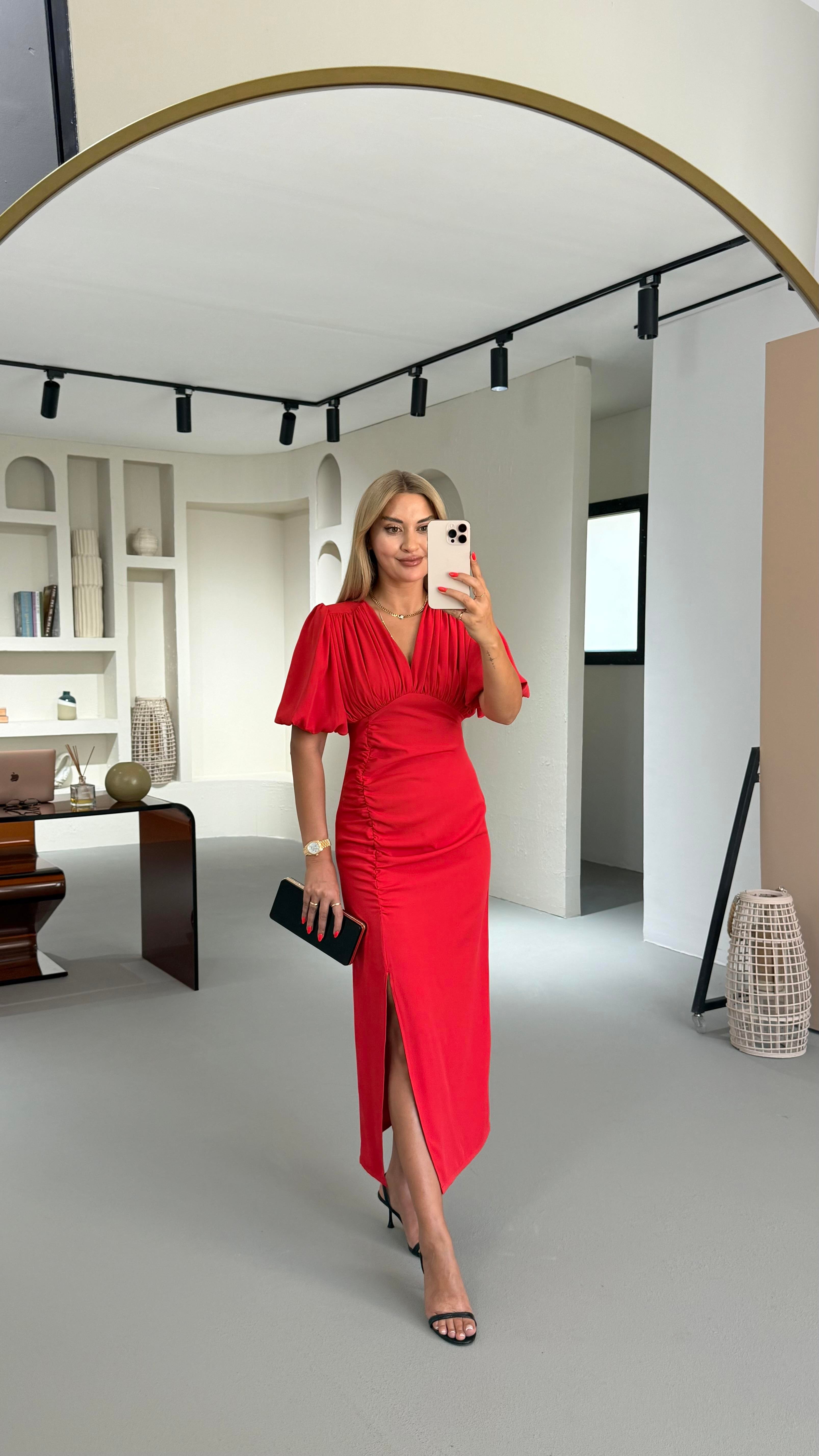 Drape Detay Yırtmaçlı Kırmızı Saten Elbise