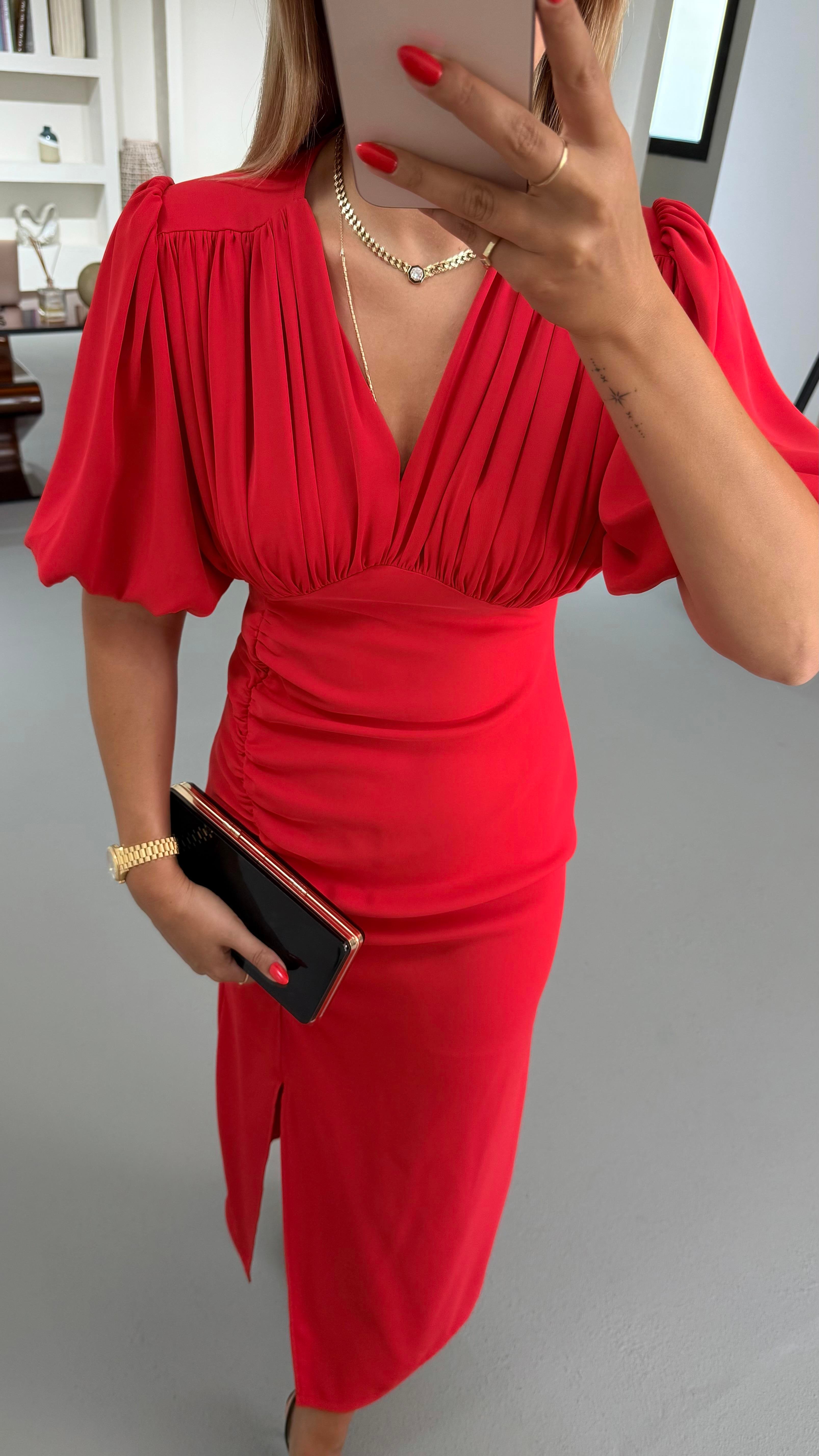 Drape Detay Yırtmaçlı Kırmızı Saten Elbise