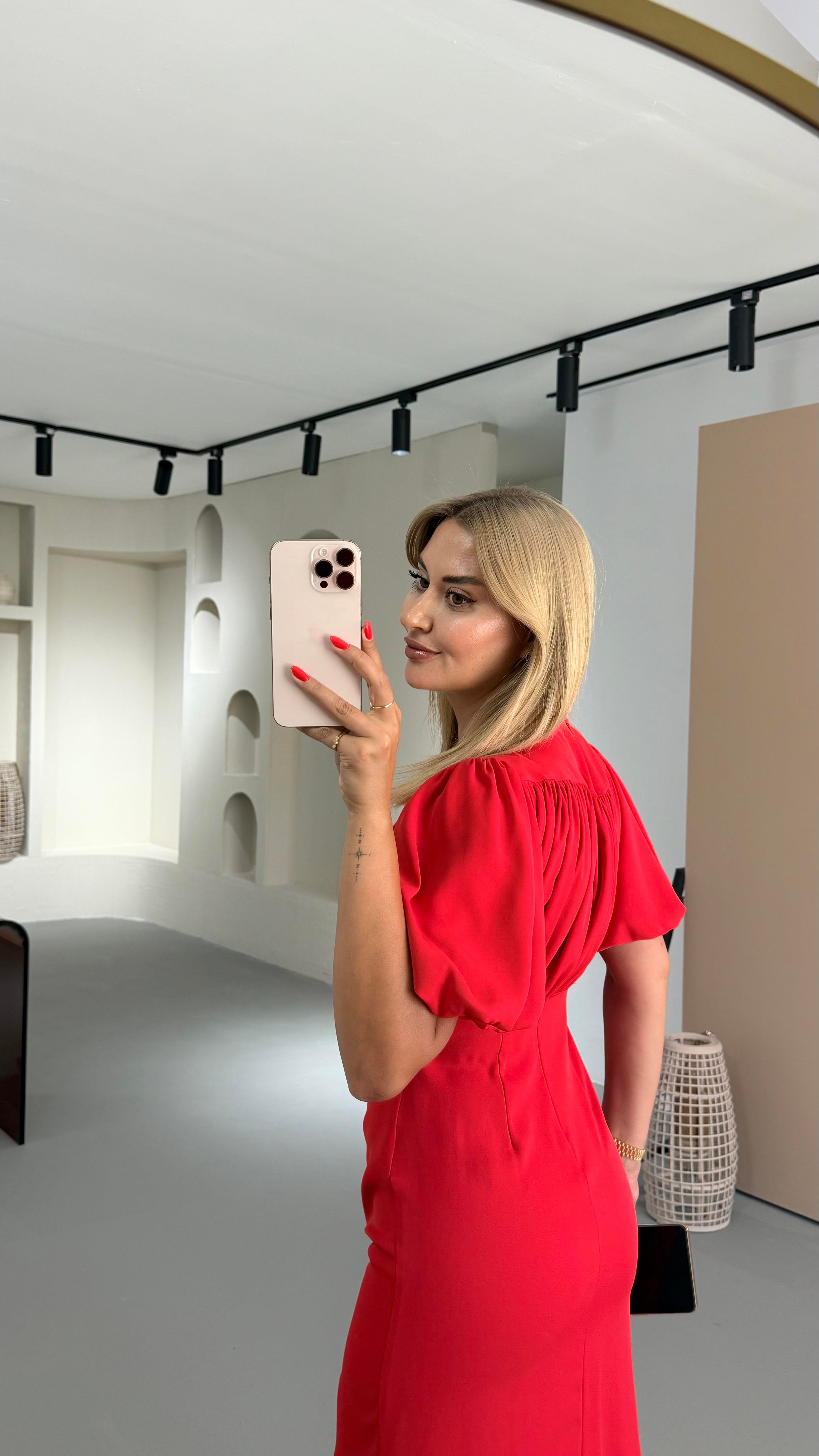 Drape Detay Yırtmaçlı Kırmızı Saten Elbise
