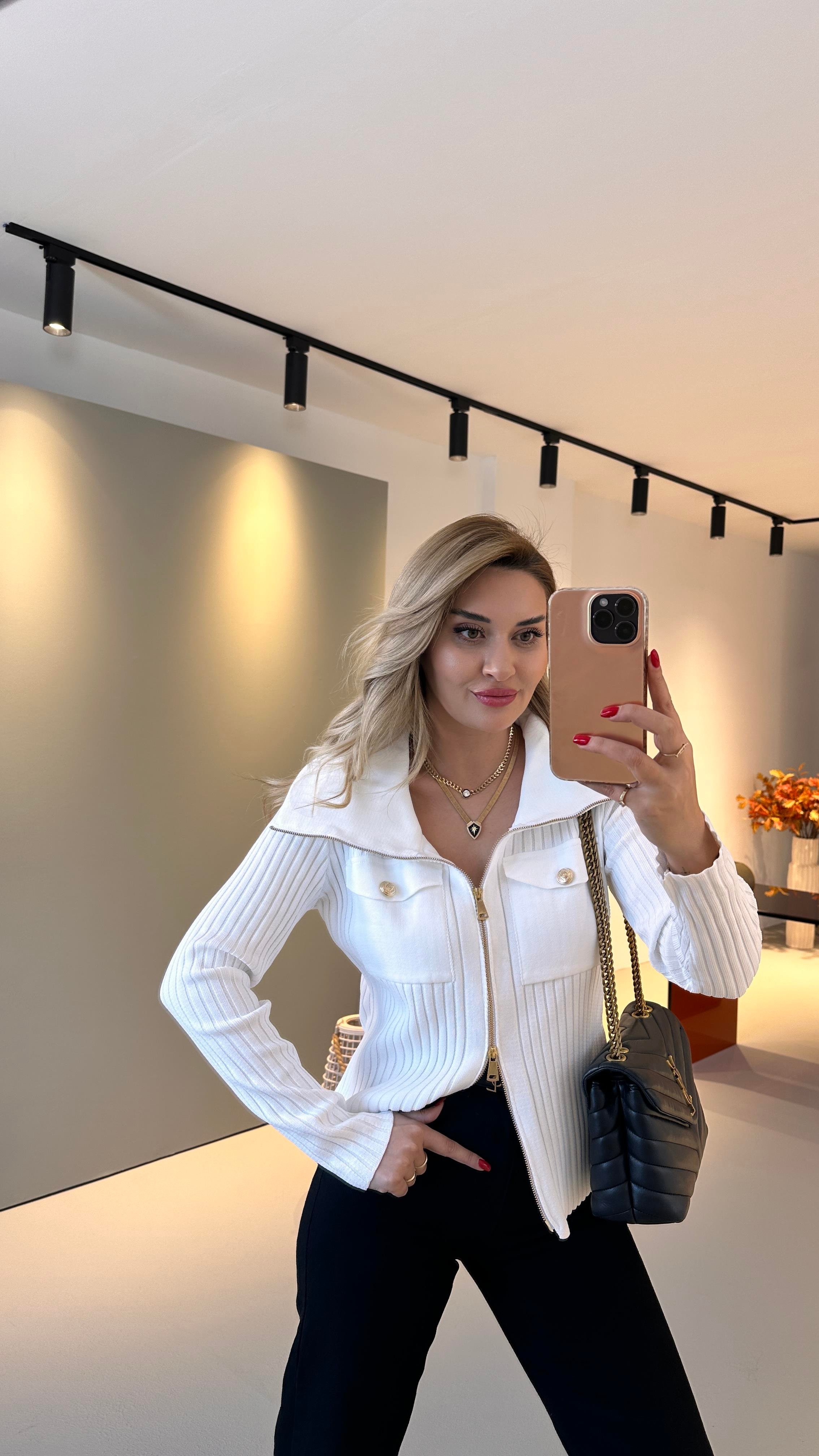 Fermuarlı Kapak Cep Detay Beyaz Triko