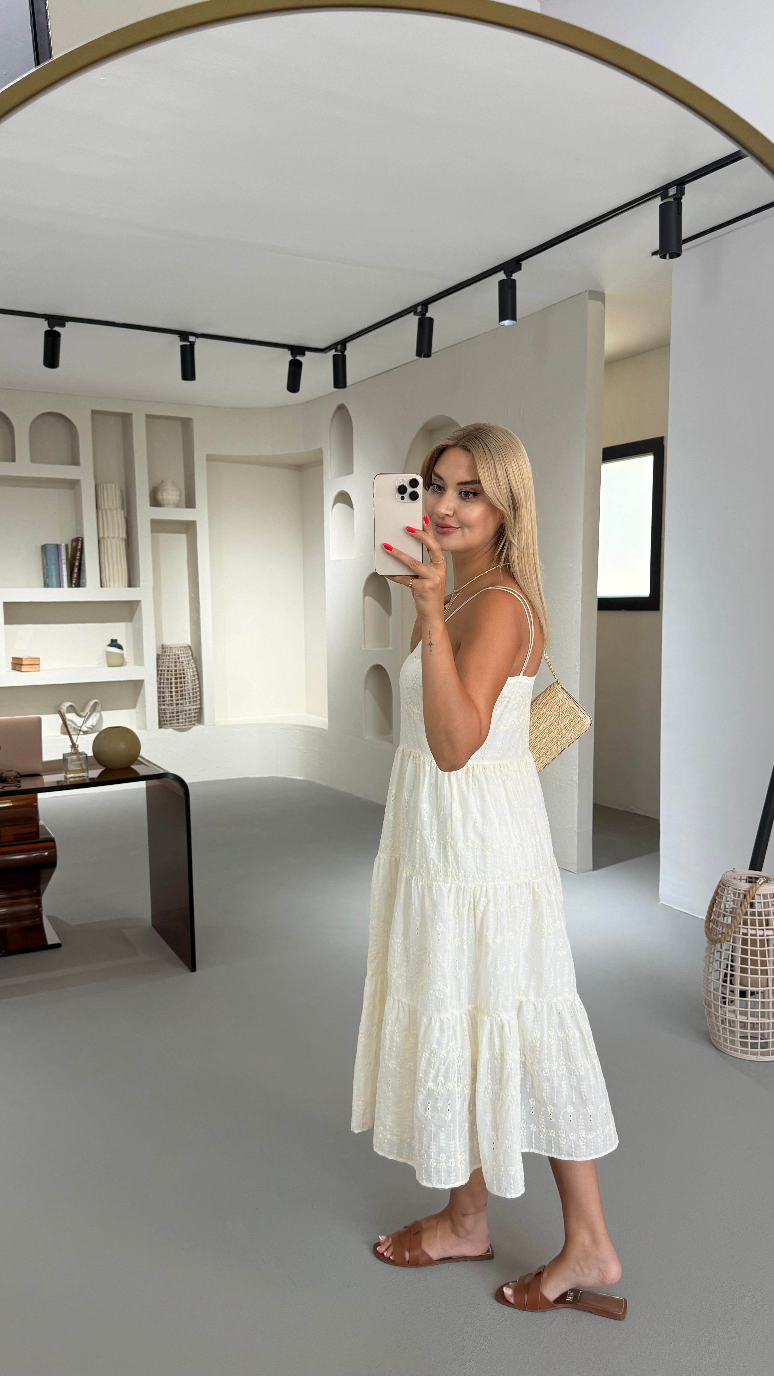 Fisto Detay Astarlı Ekru Elbise