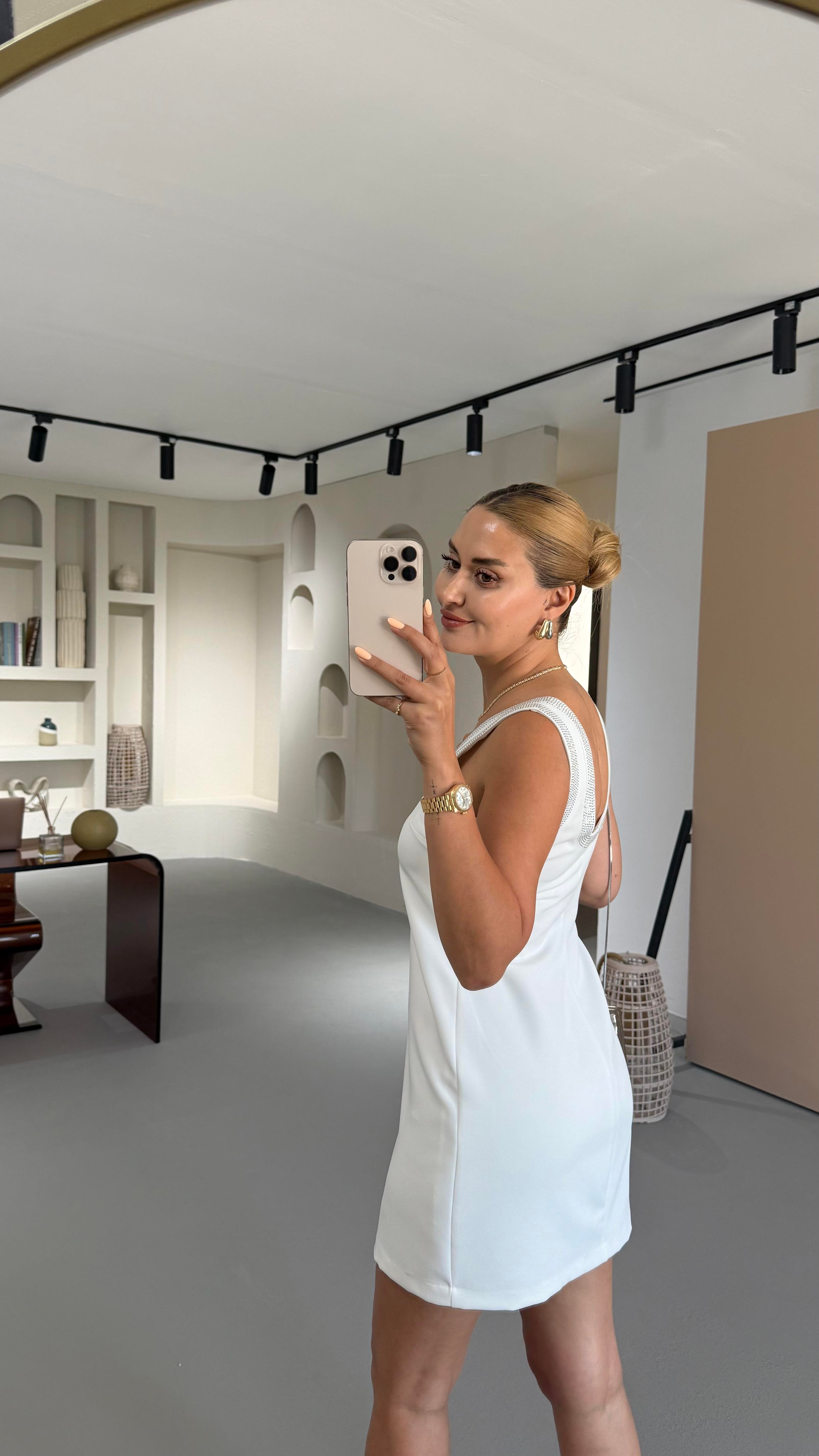 Kare Yaka Taş Detay Astarlı Beyaz Elbise