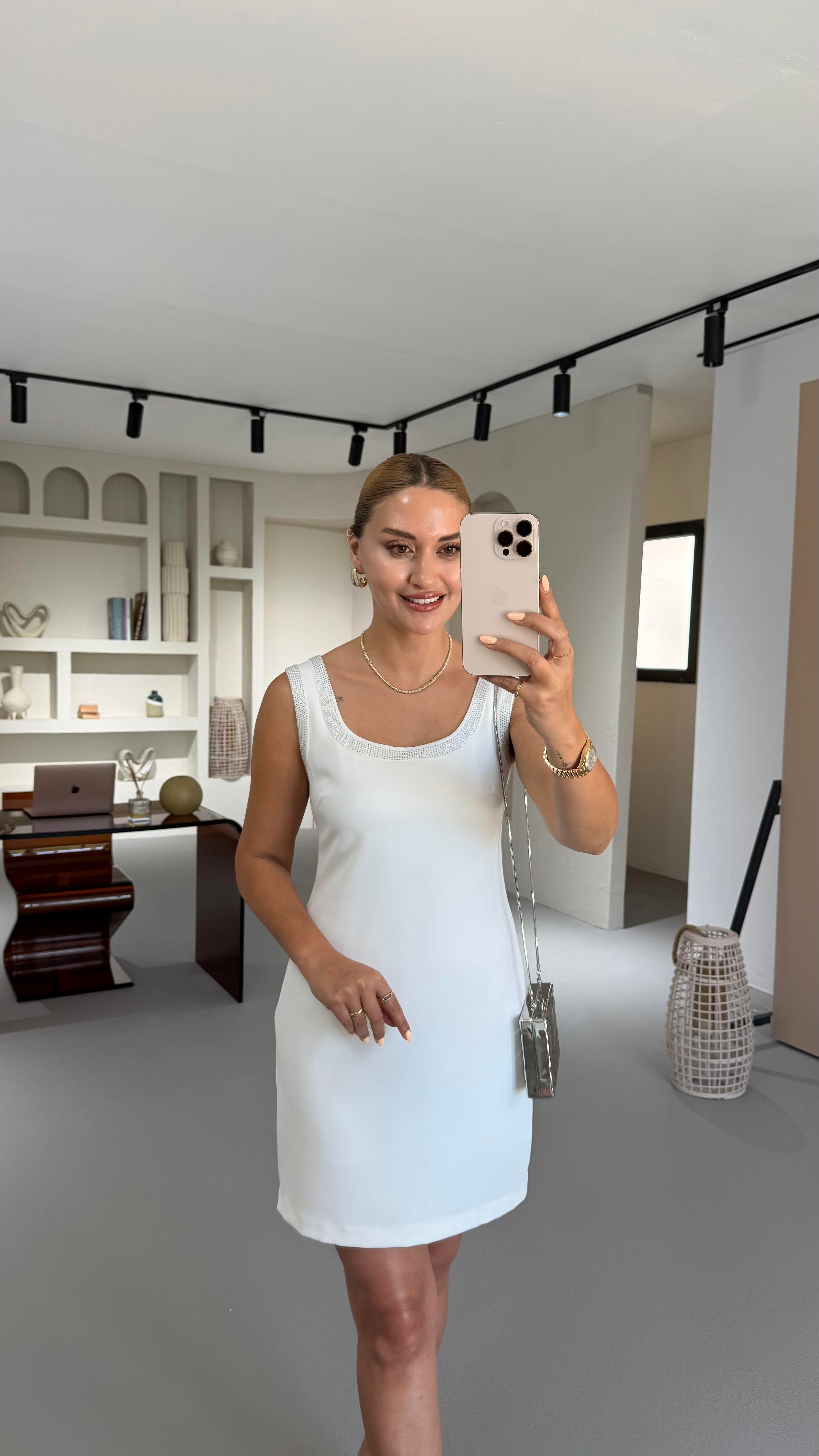 Kare Yaka Taş Detay Astarlı Beyaz Elbise