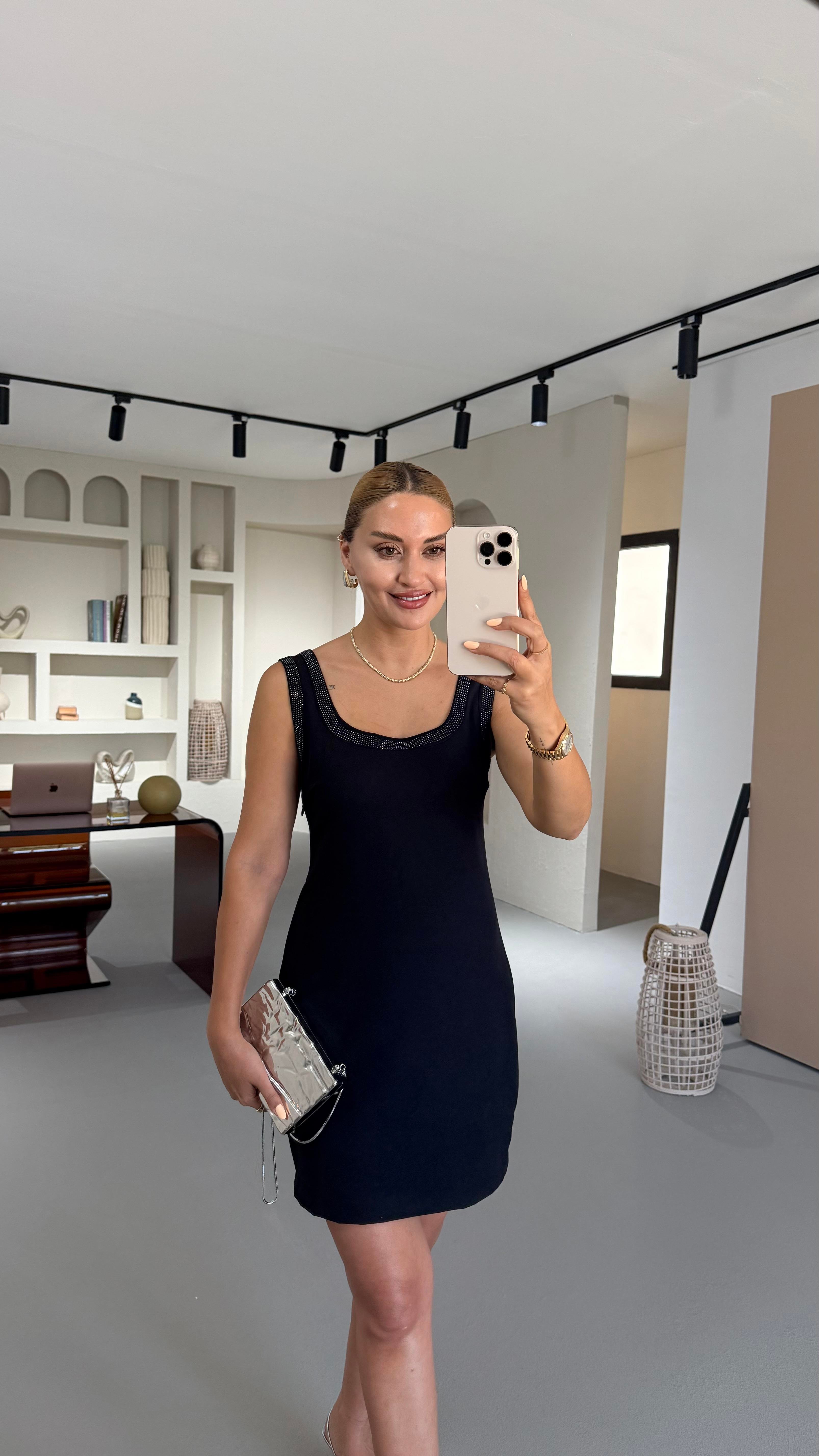 Kare Yaka Taş Detay Astarlı Siyah Elbise