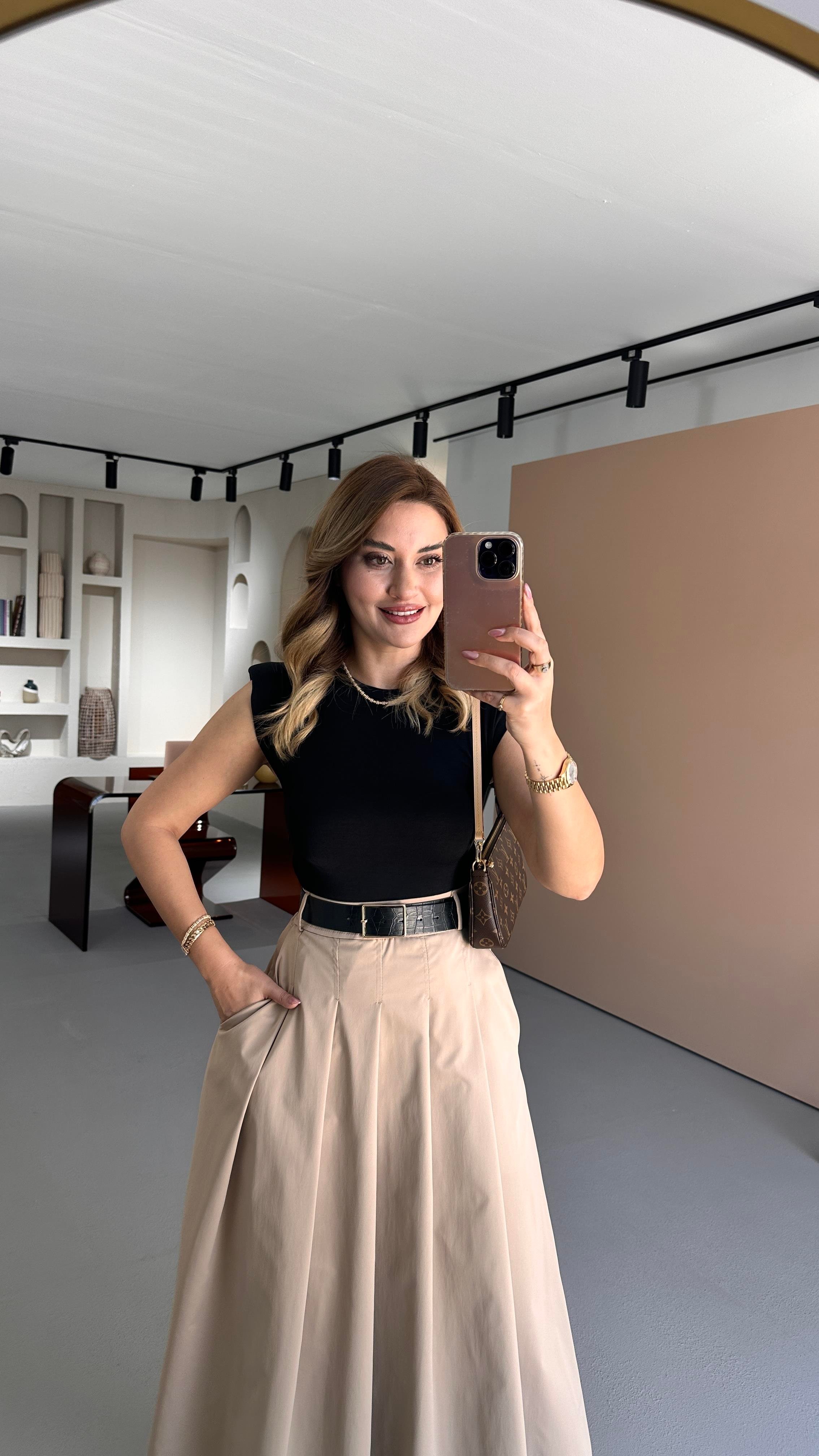 Kemer Detay Vatkalı Kontrast Elbise