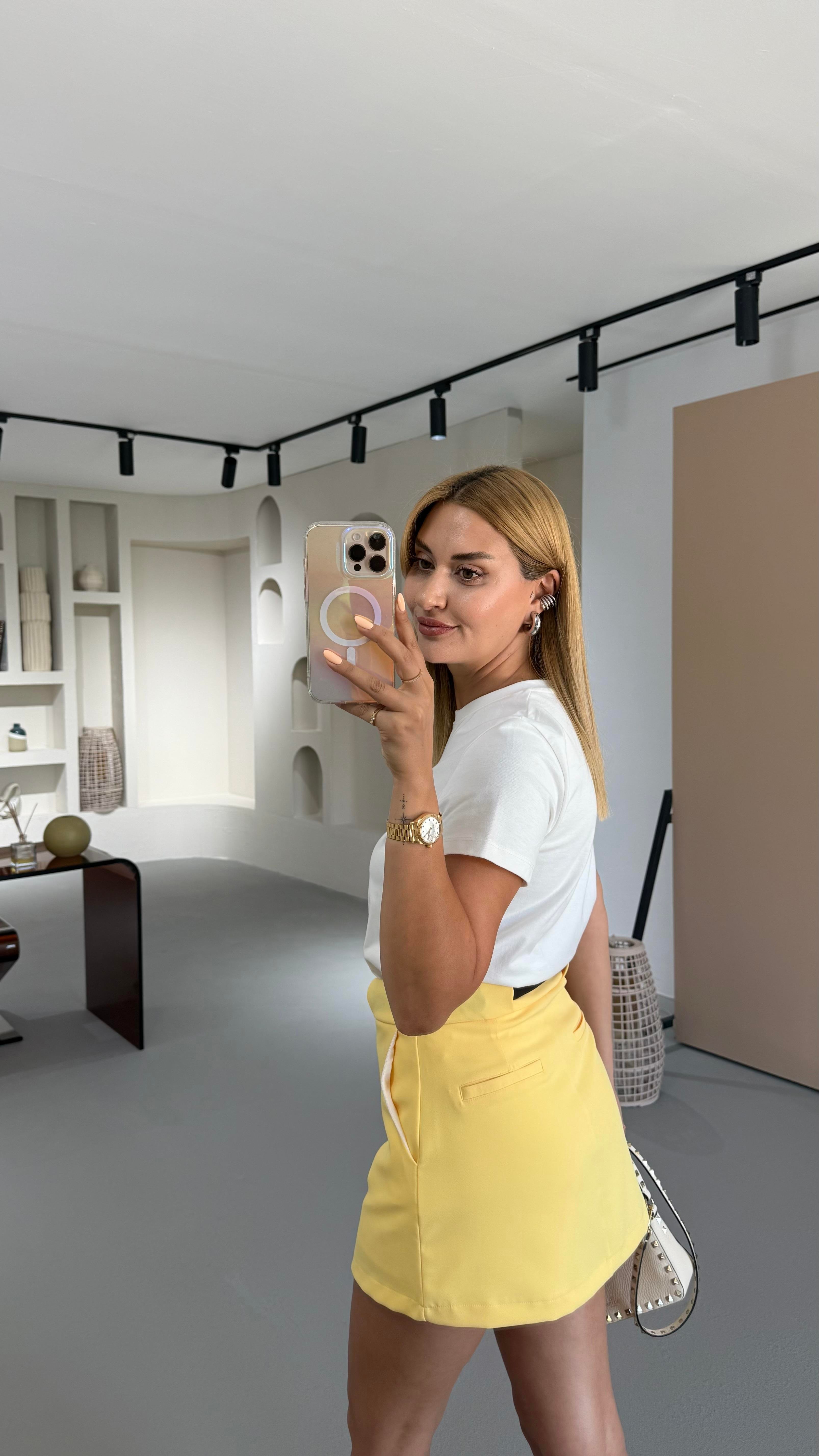 Kemerli Cep Detay Sarı Şort Etek