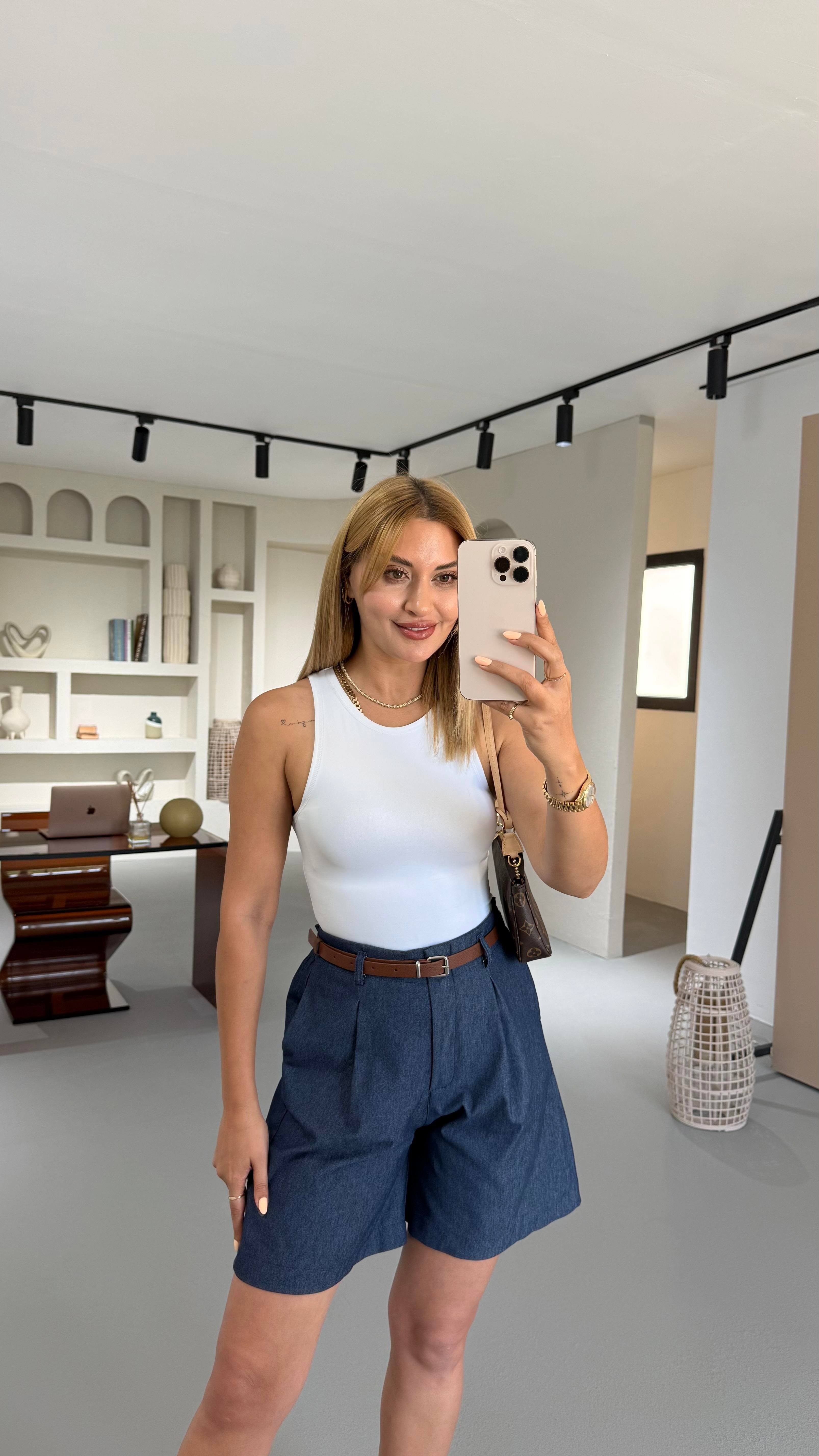 Kemerli Pilise Detay Lacivert Denim Şort