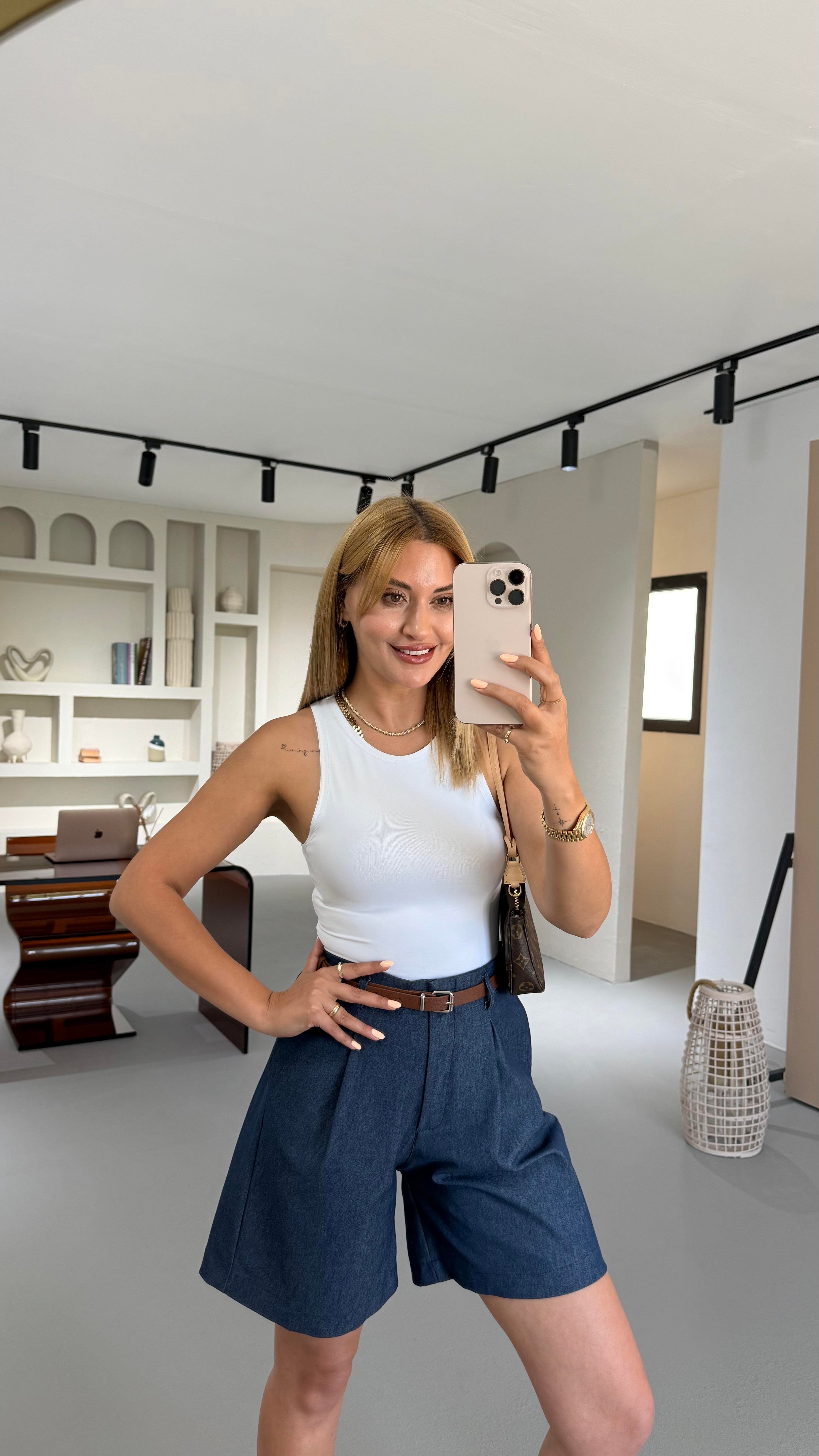 Kemerli Pilise Detay Lacivert Denim Şort