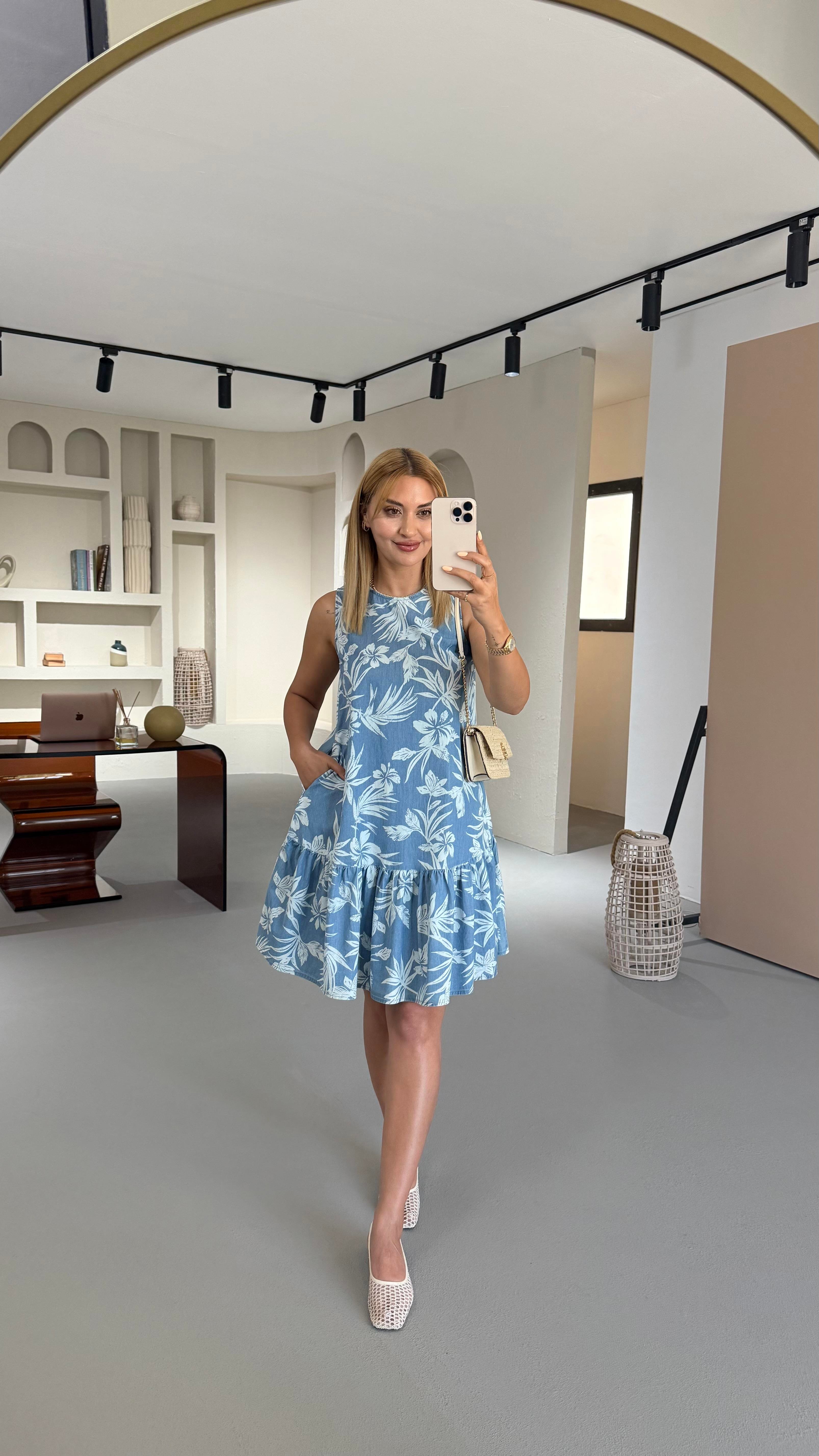 Kolsuz Açık Mavi Desenli Denim Elbise