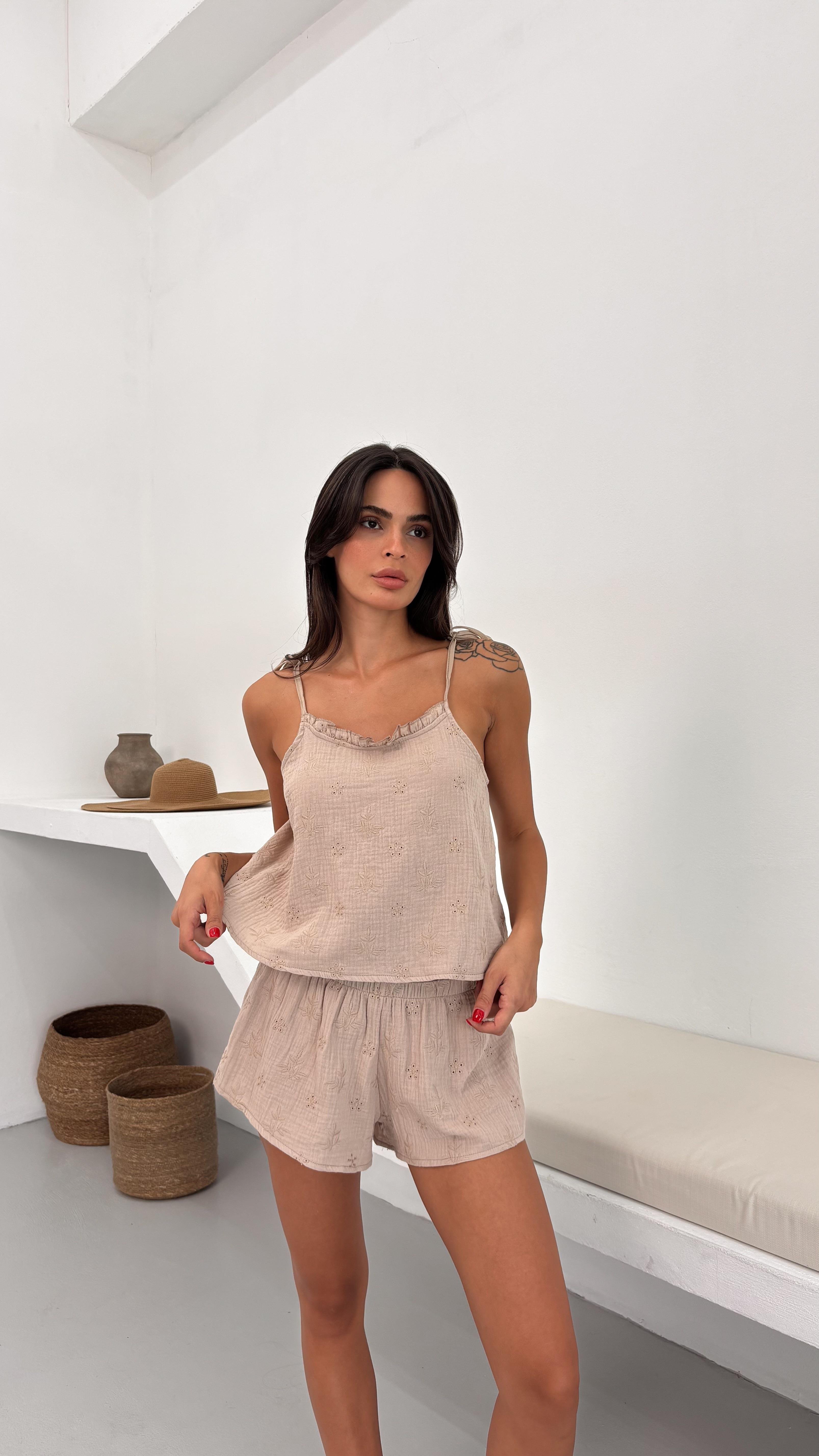 Nakış İşlemeli Şortlu Müslin Vizon Pijama Takım