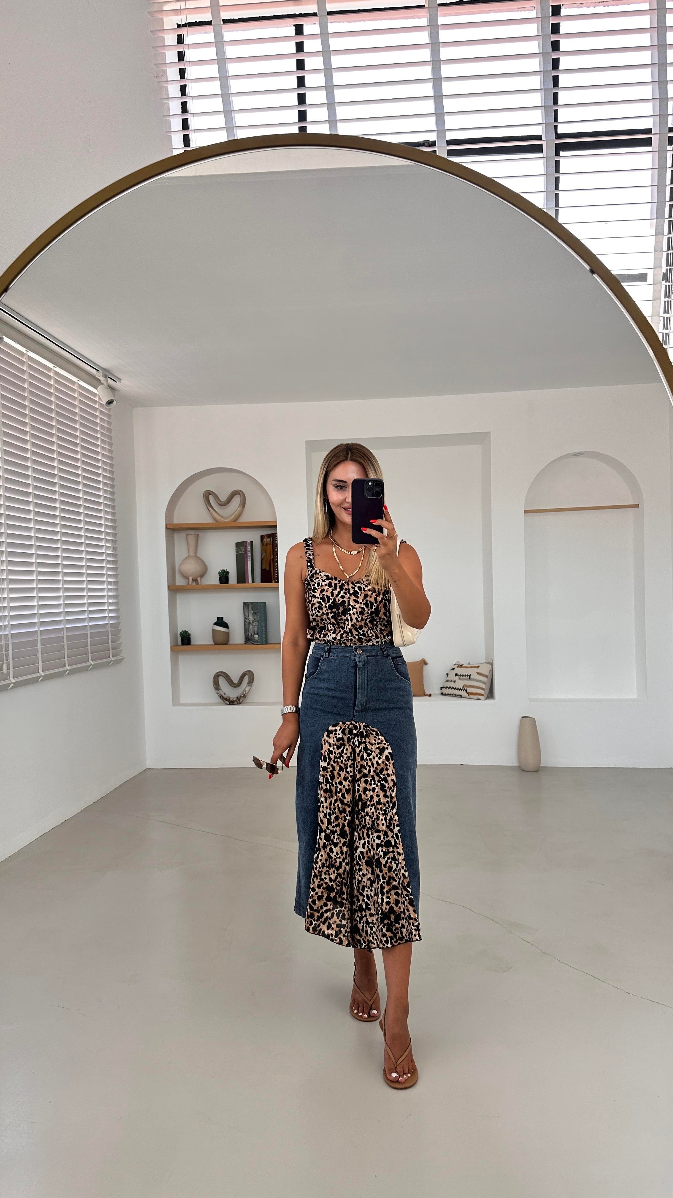 Önden Yırtmaçlı Leopar Detay Denim Etek