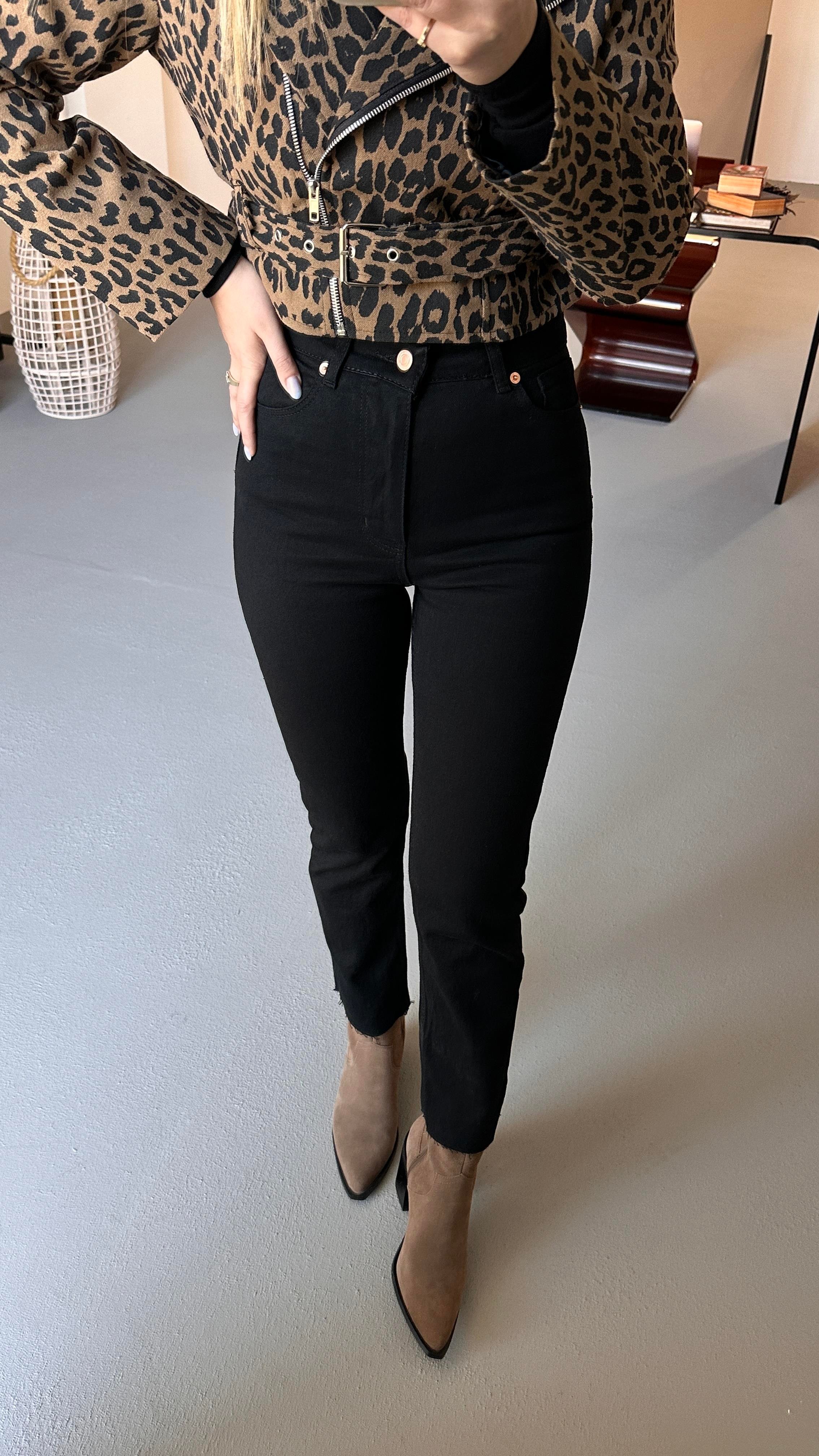 Premium Seri Bronz Düğme Detay Kesik Paça Siyah Jean