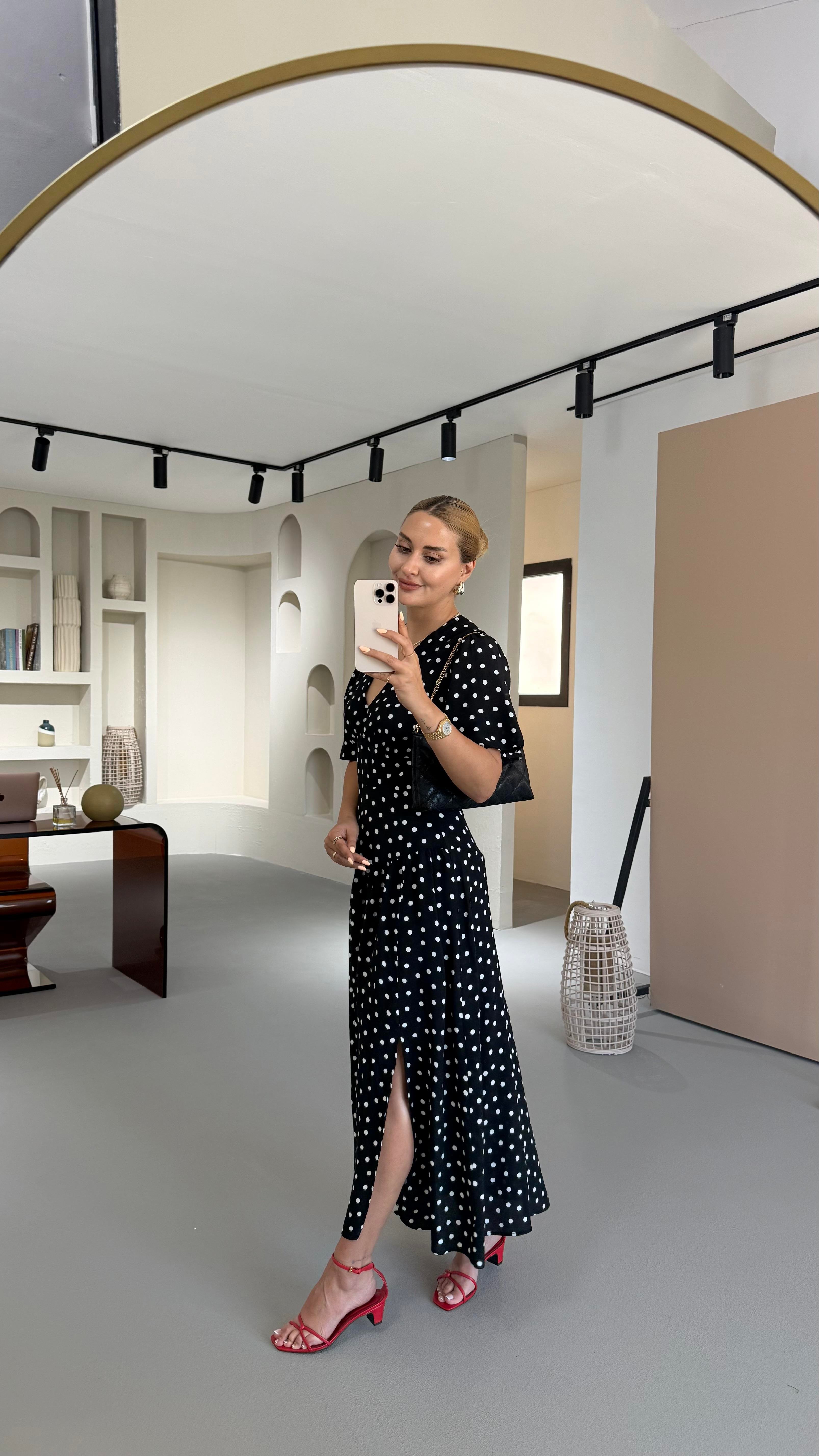 Puantiyeli Tek Yırtmaç Siyah Elbise