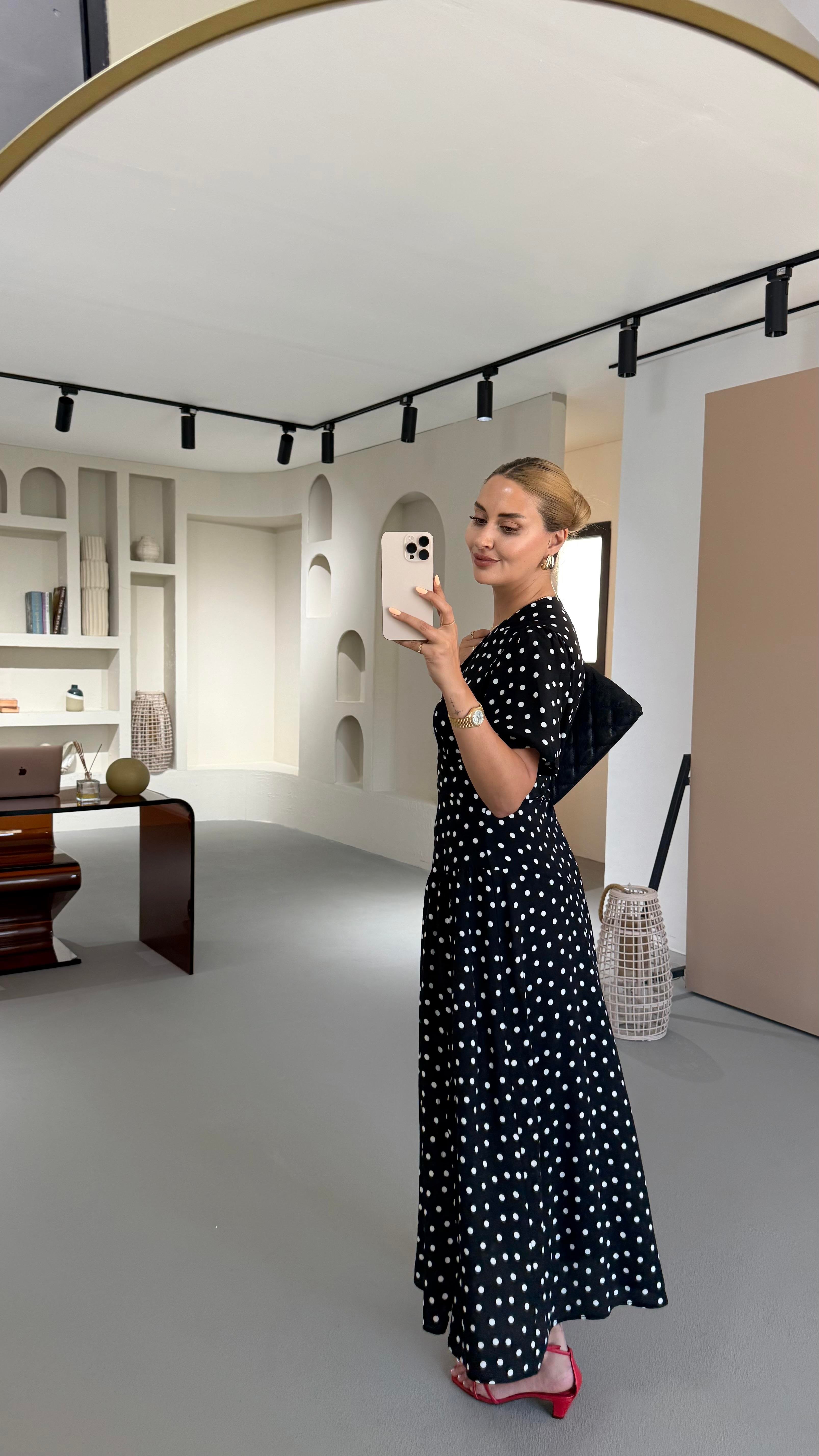 Puantiyeli Tek Yırtmaç Siyah Elbise