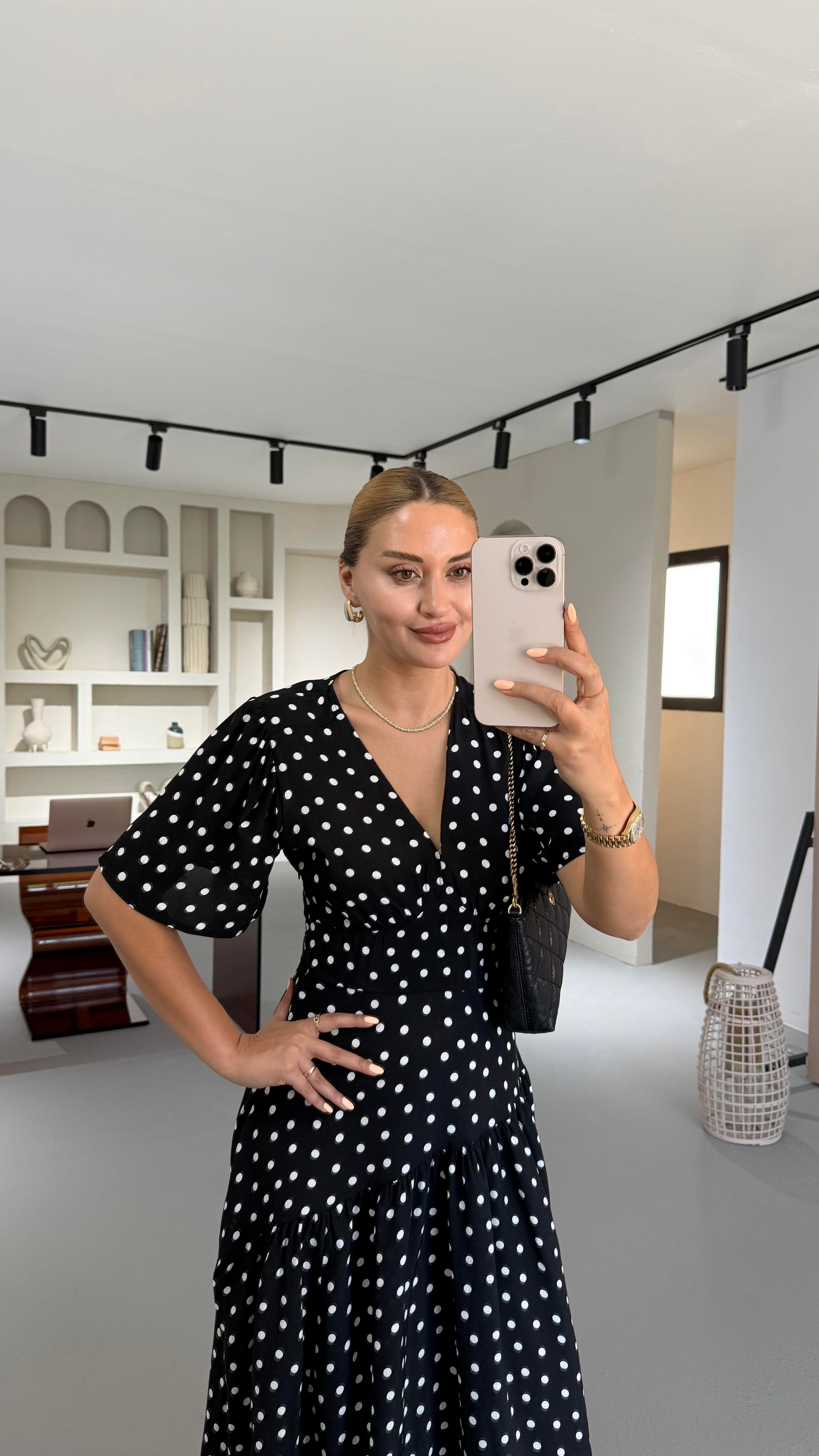 Puantiyeli Tek Yırtmaç Siyah Elbise