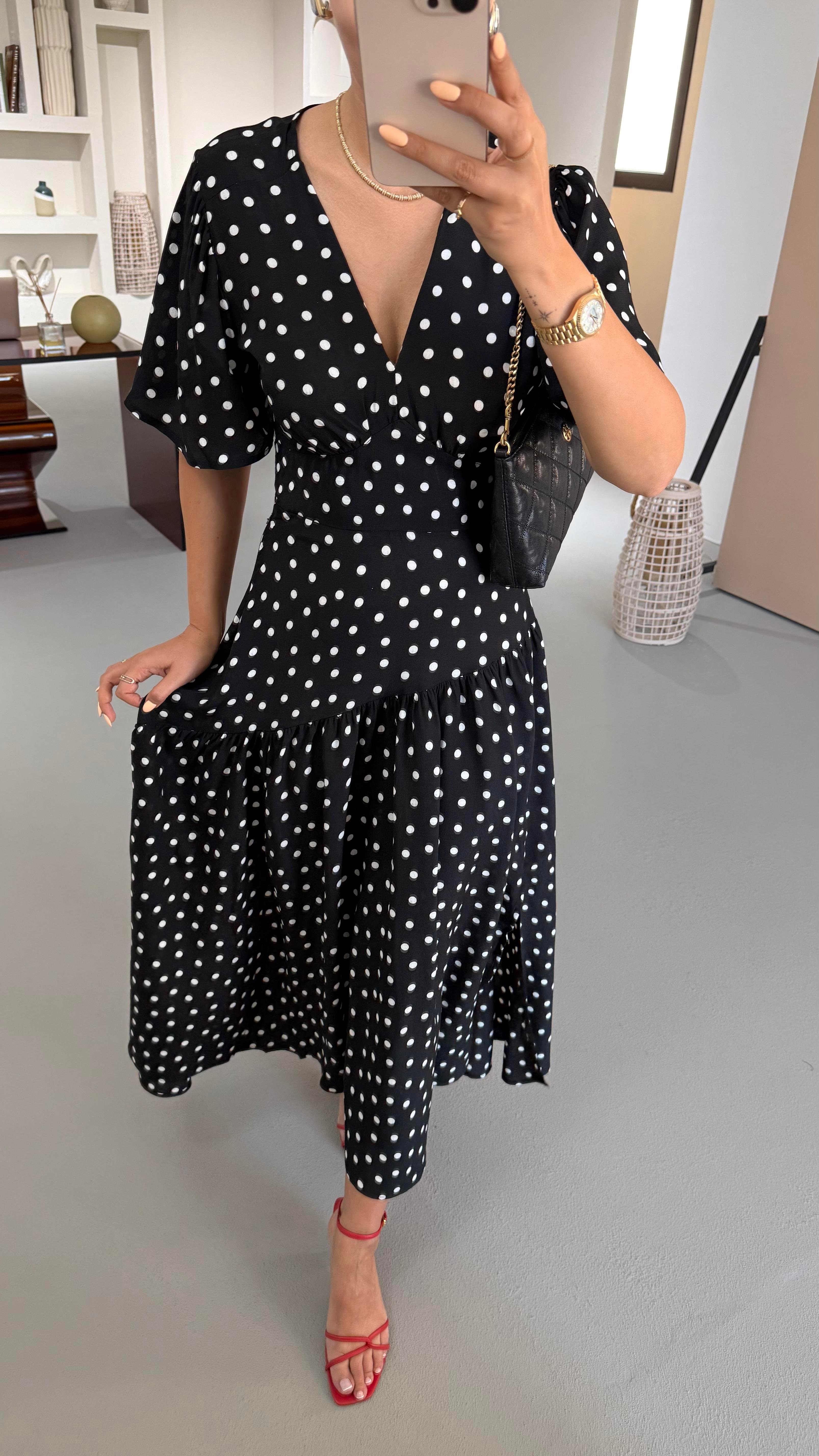 Puantiyeli Tek Yırtmaç Siyah Elbise