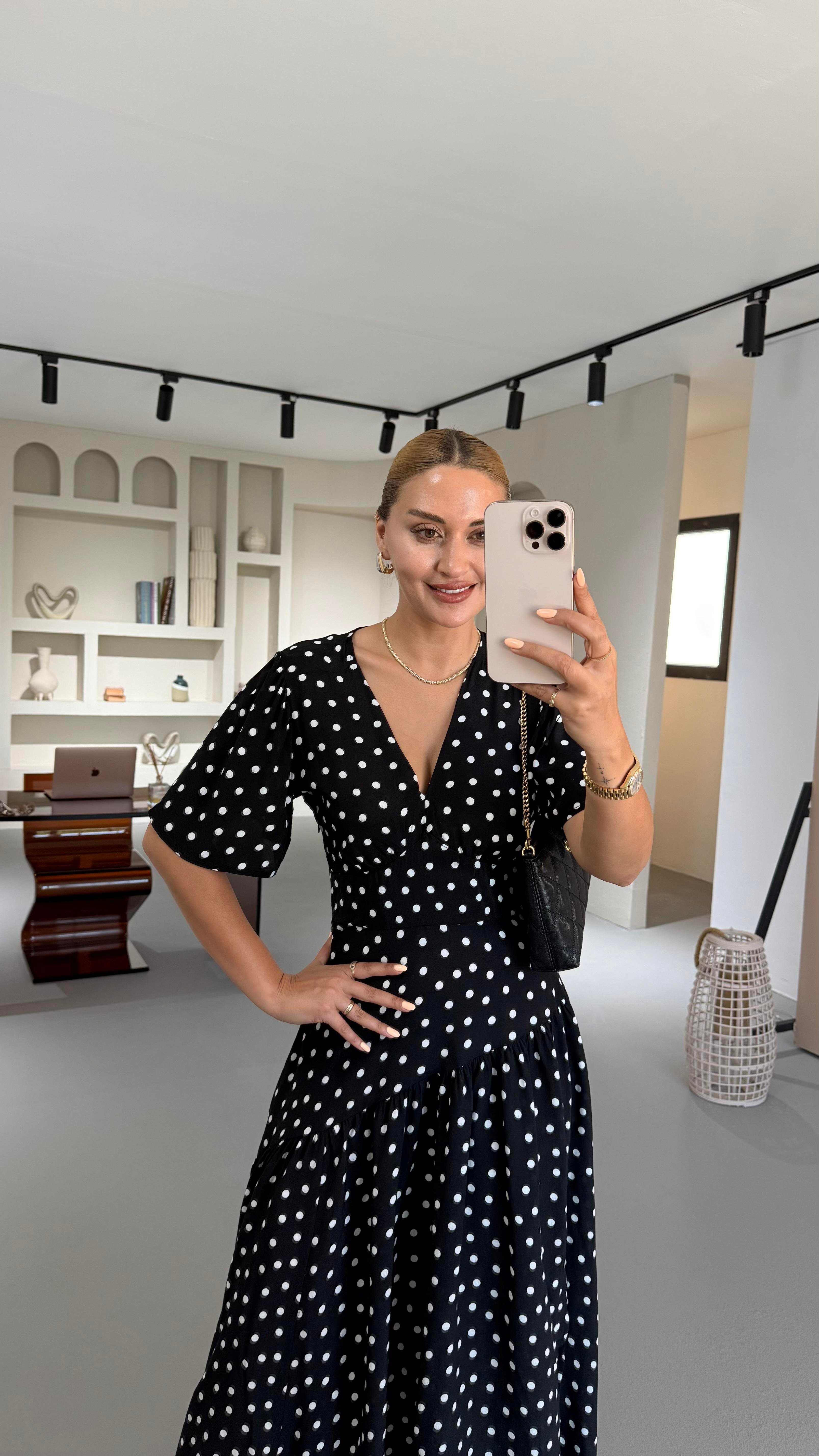 Puantiyeli Tek Yırtmaç Siyah Elbise