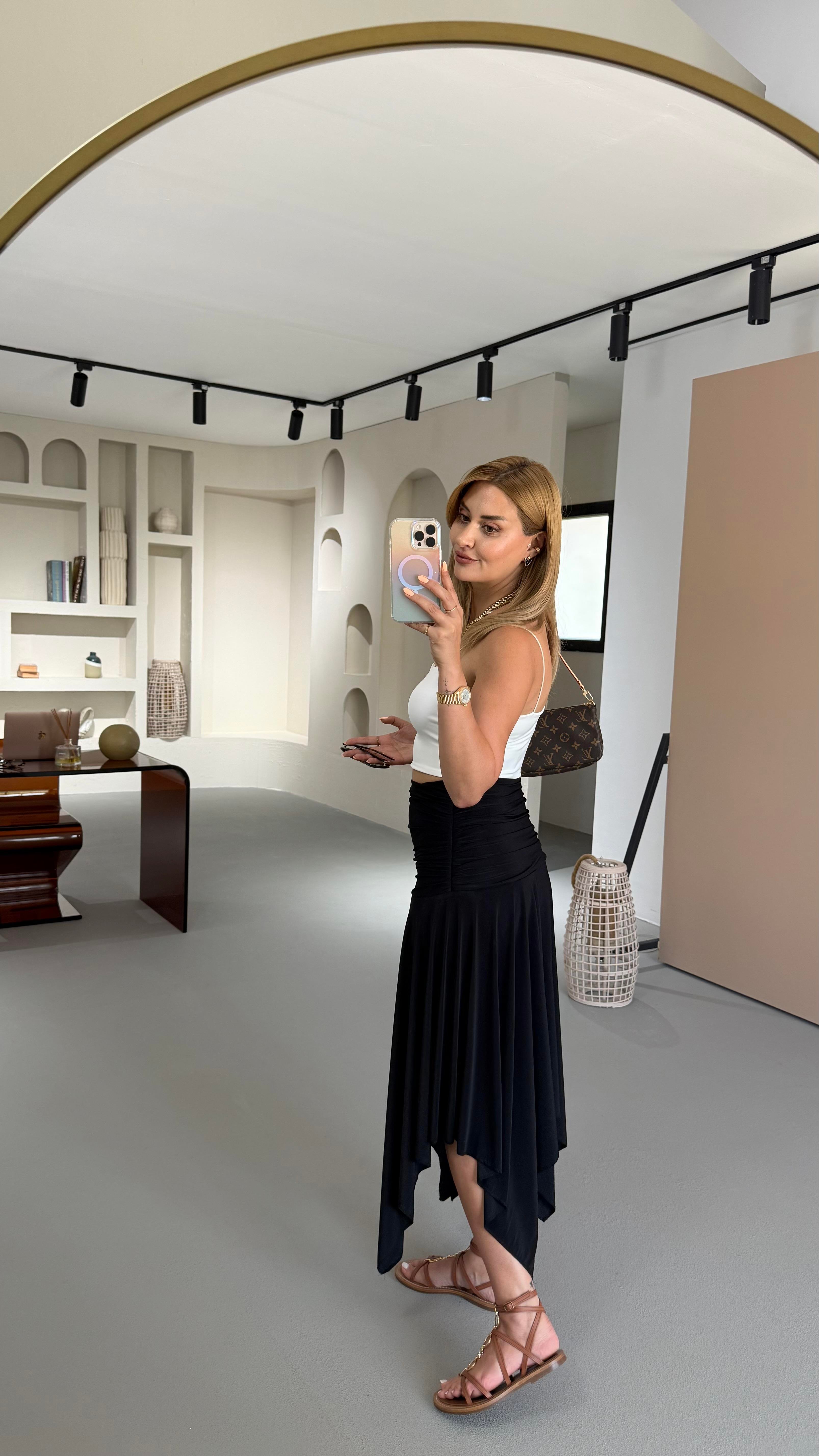 Tek Yırtmaç Detay Siyah Gode Etek