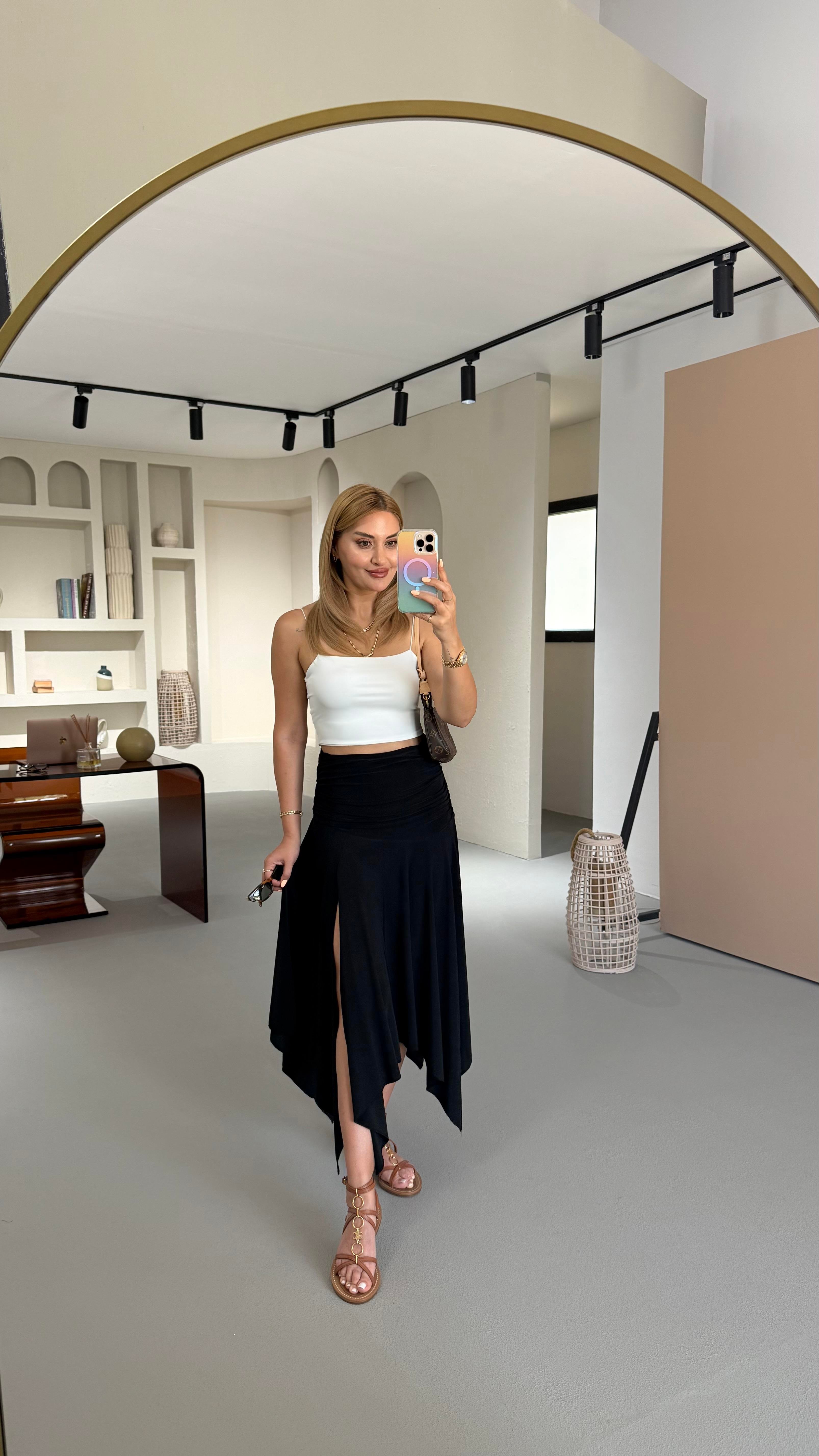 Tek Yırtmaç Detay Siyah Gode Etek