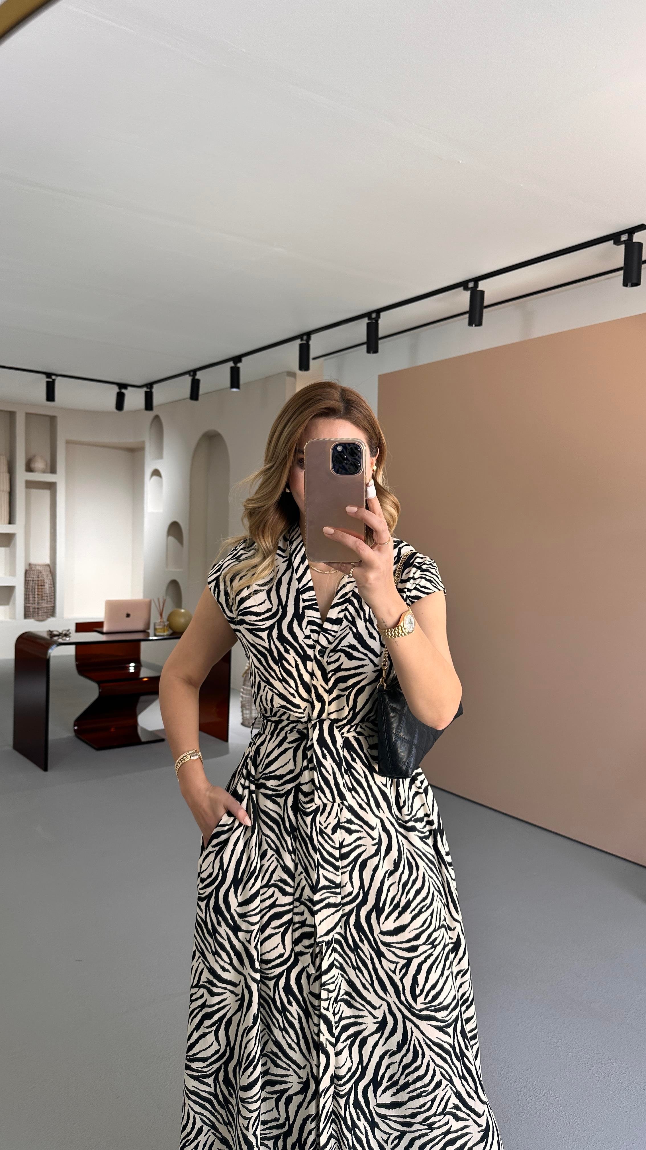 V Yaka Boydan Düğmeli Zebra Tensel Gömlek Elbise