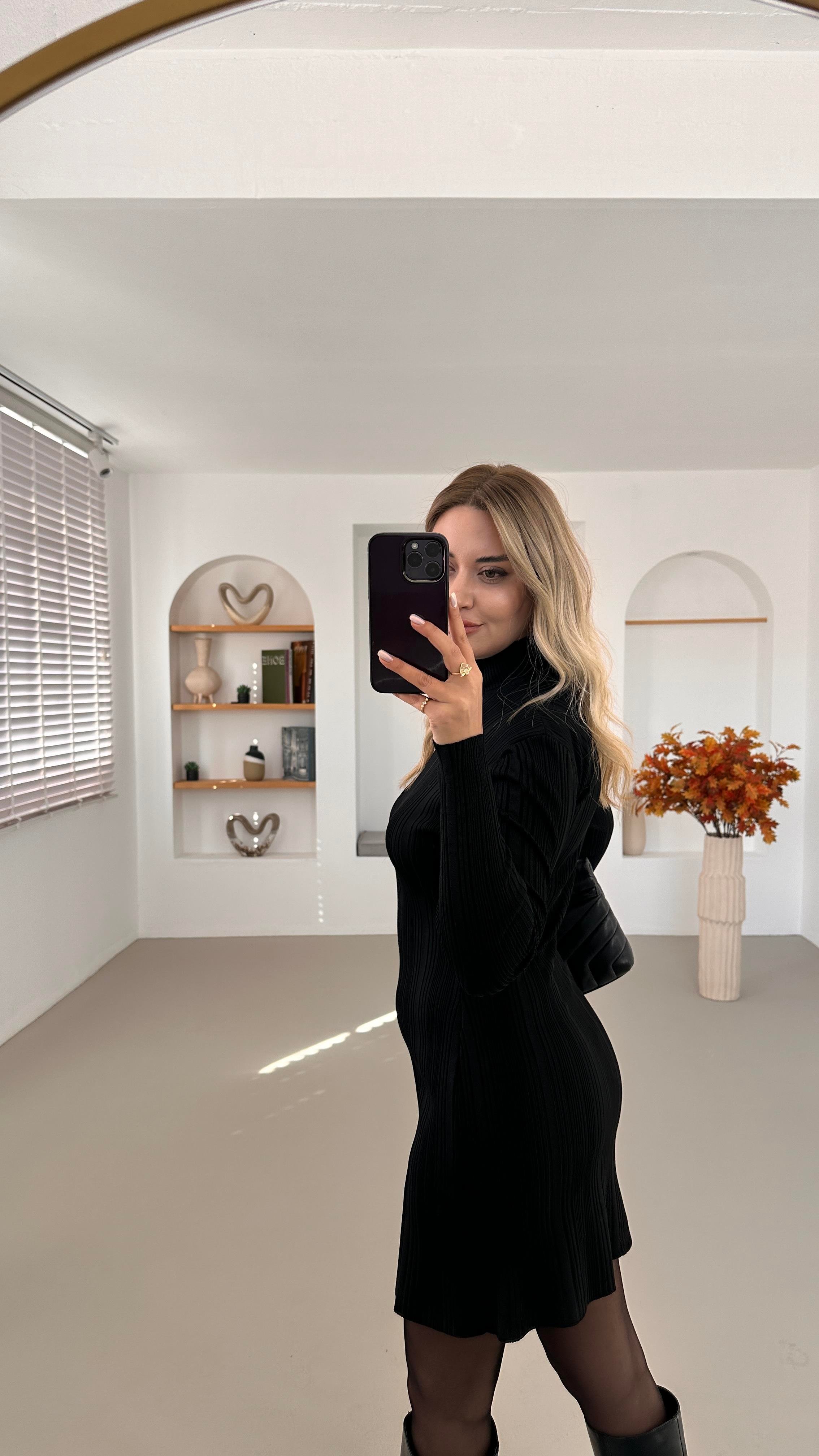 Yarım Balıkçı Yaka Siyah Triko Elbise